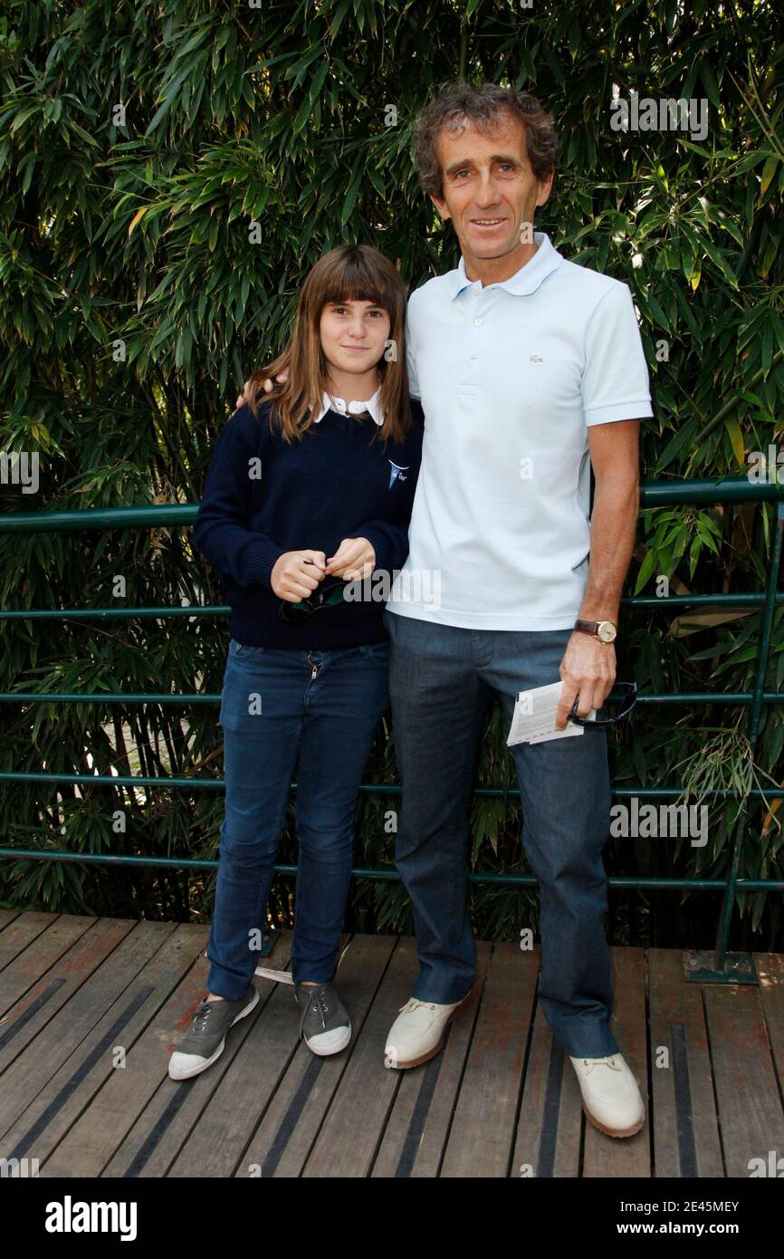 Alain Prost und seine Tochter, die am 2009 3. Juni 2009 im VIP-Bereich 'Le Village' bei den French Tennis Open in der Roland Garros Arena in Paris, Frankreich, ankamen. Foto von Gorassini-Guignebourg/ABACAPRESS.COM Stockfoto