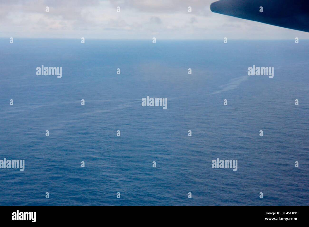 Luftaufnahme eines Ölteppichs auf dem Meer bei Brasilien, am 3. Juni 2009. Ein 23 Fuß (sieben Meter) großes Flugzeug und ein 12 Meilen langer (20 Kilometer langer) Ölteppich wurden am frühen Mittwoch gefunden. Retter haben noch keine Lebenszeichen gefunden. Die neuen Trümmer wurden etwa 90 Kilometer (55 Meilen) südlich entdeckt, wo die Forscher einen Tag zuvor einen Flugzeugsitz, eine Treibstoffschicht, eine orangefarbene Rettungsweste und weiße Trümmer gefunden haben. Foto: Brasilianisches Verteidigungsministerium/ABACAPRESS.COM Stockfoto