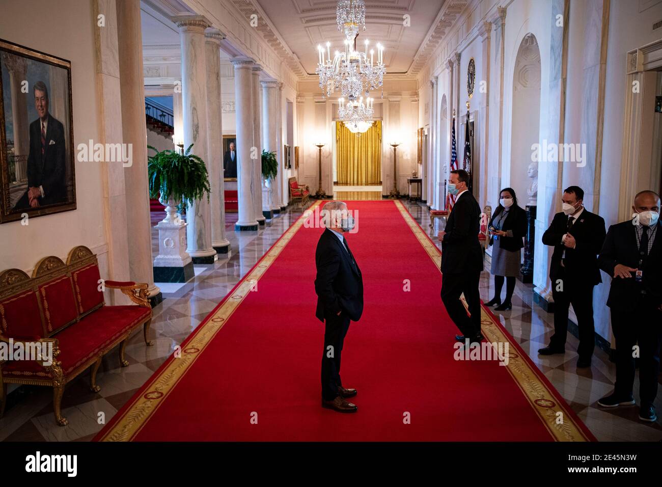 Anthony Fauci, Direktor des National Institute of Allergy and Infectious Diseases, trägt eine Schutzmaske, während er vor einer Veranstaltung auf der Covid-19-Reaktion der Biden-Regierung im State Dining Room des Weißen Hauses in Washington, DC, USA, am Donnerstag, den 21. Januar 2021 eintrifft. Joe Biden plant in seinem ersten vollen Tag im Amt, eine umfassende Reihe von Exekutivbefehlen auszustellen, um die wütende Covid-19-Pandemie zu bekämpfen, die viele der am stärksten kritisierten Strategien seines Vorgängers schnell umkehren oder umgestalten wird. Quelle: Al Drago/Pool via CNP - Nutzung weltweit Stockfoto