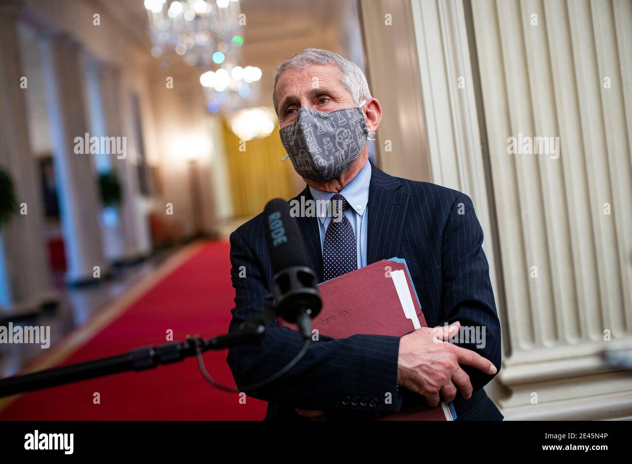 Anthony Fauci, Direktor des National Institute of Allergy and Infectious Diseases, trägt eine Schutzmaske, während er vor einer Veranstaltung über die Reaktion der Biden-Regierung auf Covid-19 im State Dining Room des Weißen Hauses in Washington, DC, USA, am Donnerstag, den 21. Januar 2021 mit Medienvertretern sprach. Joe Biden plant in seinem ersten vollen Tag im Amt, eine umfassende Reihe von Exekutivbefehlen auszustellen, um die wütende Covid-19-Pandemie zu bekämpfen, die viele der am stärksten kritisierten Strategien seines Vorgängers schnell umkehren oder umgestalten wird. Quelle: Al Drago/Pool via CNP - Nutzung weltweit Stockfoto