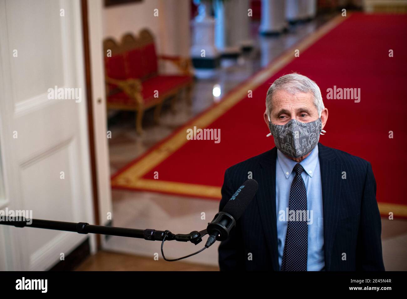 Anthony Fauci, Direktor des National Institute of Allergy and Infectious Diseases, trägt eine Schutzmaske, während er vor einer Veranstaltung über die Reaktion der Biden-Regierung auf Covid-19 im State Dining Room des Weißen Hauses in Washington, DC, USA, am Donnerstag, den 21. Januar 2021 mit Medienvertretern sprach. Joe Biden plant in seinem ersten vollen Tag im Amt, eine umfassende Reihe von Exekutivbefehlen auszustellen, um die wütende Covid-19-Pandemie zu bekämpfen, die viele der am stärksten kritisierten Strategien seines Vorgängers schnell umkehren oder umgestalten wird. Quelle: Al Drago/Pool via CNP - Nutzung weltweit Stockfoto