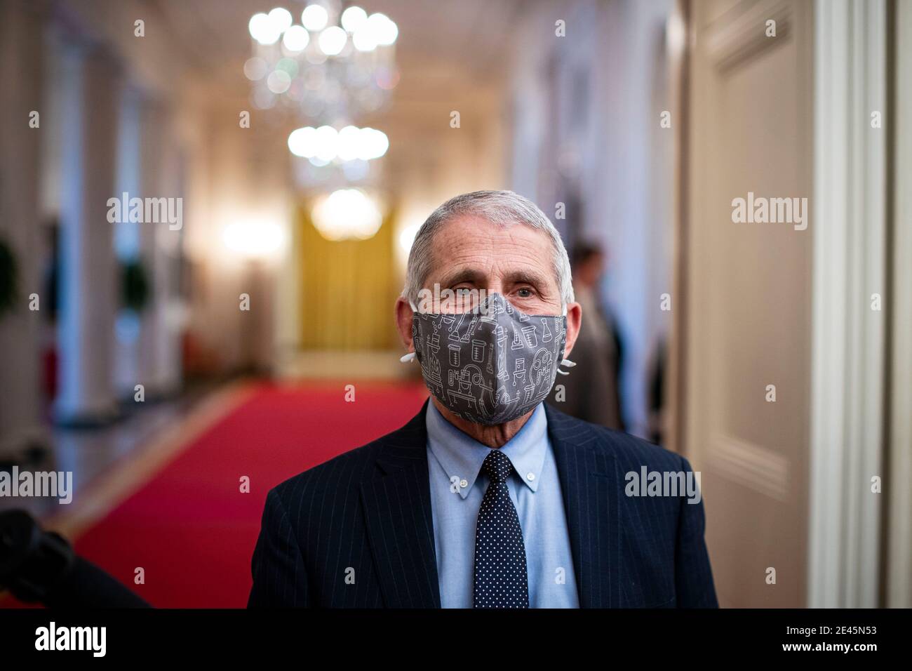 Anthony Fauci, Direktor des National Institute of Allergy and Infectious Diseases, trägt eine Schutzmaske, während er vor einer Veranstaltung über die Reaktion der Biden-Regierung auf Covid-19 im State Dining Room des Weißen Hauses in Washington, DC, USA, am Donnerstag, den 21. Januar 2021 mit Medienvertretern sprach. Joe Biden plant in seinem ersten vollen Tag im Amt, eine umfassende Reihe von Exekutivbefehlen auszustellen, um die wütende Covid-19-Pandemie zu bekämpfen, die viele der am stärksten kritisierten Strategien seines Vorgängers schnell umkehren oder umgestalten wird. Quelle: Al Drago/Pool via CNP - Nutzung weltweit Stockfoto