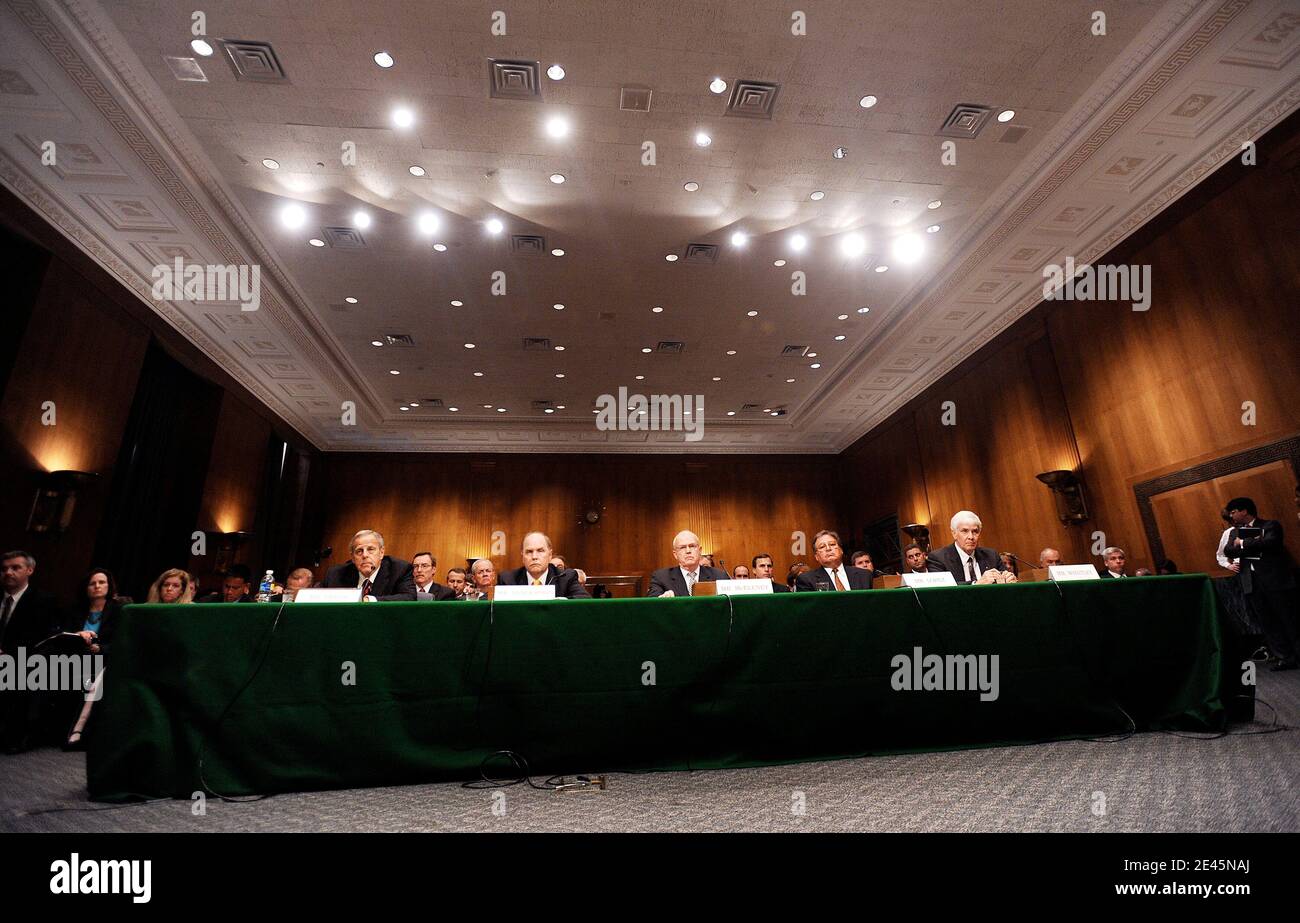 (L-R) Chrysler President James Press, General Motors CEO Fritz Henderson, John McEleney, Chairman National Automobile Dealers Association, Pete Lopez, President und CEO Spencer Auto Group und Russell Aubrey Whatley III, Eigentümer/Händler der Russell Watley Motor Company, bezeugen bei einer Anhörung über 'GM und Chrysler Händlerschließungen: Schutz von Händlern und Verbrauchern auf dem Capitol Hill in Washington, DC, USA am 3. Juni 2009. Foto von Olivier Douliery/ABACAPRESS.COM Stockfoto