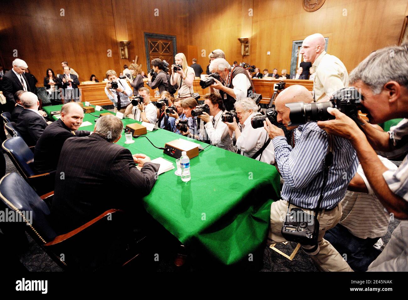 (L-R) General Motors CEO Fritz Henderson, Chrysler President James Press, John McEleney, Chairman National Automobile Dealers Association, Pete Lopez, President und CEO Spencer Auto Group und Russell Aubrey Whatley III, Eigentümer/Händler der Russell Watley Motor Company, bezeugen bei einer Anhörung über die Schließung von GM- und Chrysler-Händlern: Schutz von Händlern und Verbrauchern auf dem Capitol Hill in Washington, DC, USA am 3. Juni 2009. Foto von Olivier Douliery/ABACAPRESS.COM Stockfoto