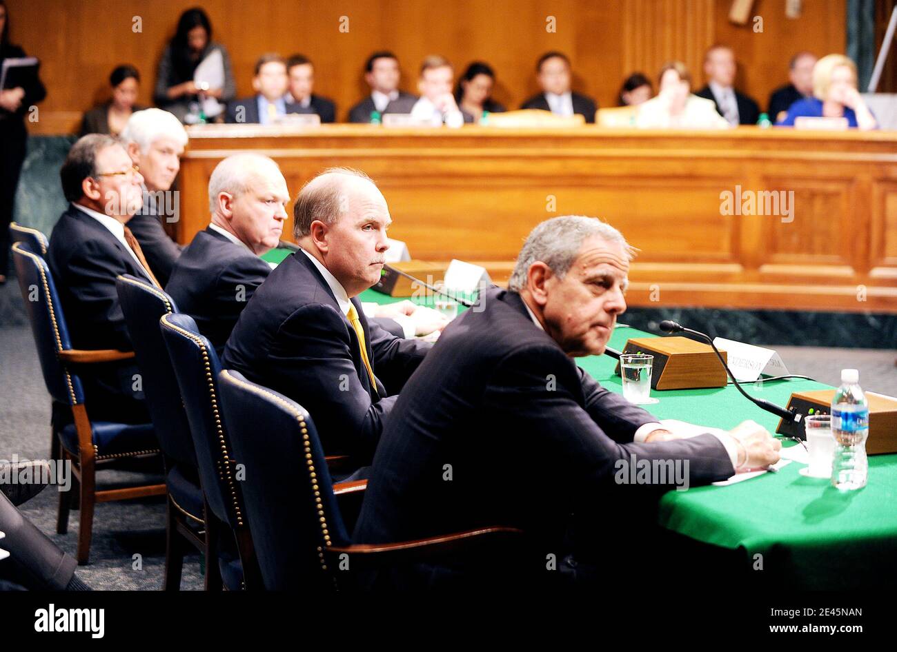 (L-R) General Motors CEO Fritz Henderson, Chrysler President James Press, John McEleney, Chairman National Automobile Dealers Association, Pete Lopez, President und CEO Spencer Auto Group und Russell Aubrey Whatley III, Eigentümer/Händler der Russell Watley Motor Company, bezeugen bei einer Anhörung über die Schließung von GM- und Chrysler-Händlern: Schutz von Händlern und Verbrauchern auf dem Capitol Hill in Washington, DC, USA am 3. Juni 2009. Foto von Olivier Douliery/ABACAPRESS.COM Stockfoto