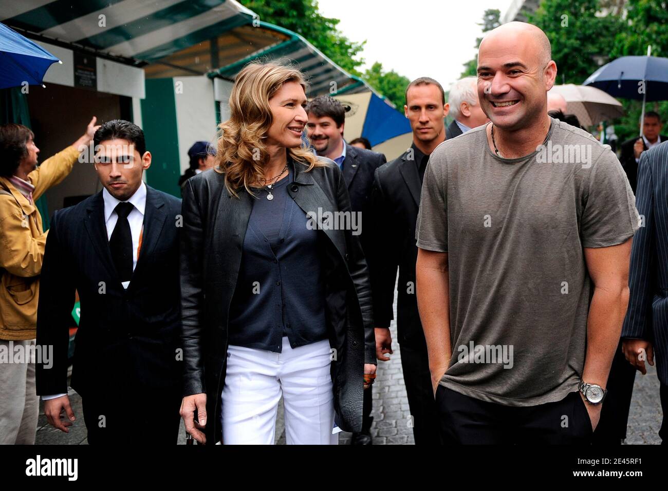 Die deutsche ehemalige Tennisspielerin Steffi Graff posiert mit ihrem Mann, der US-amerikanische ehemalige Tennisspieler Andre Agassi kommt am 6. Juni 2009 zum Ausstellungsspiel am Rand der French Open im Roland Garros Stadion in Paris, Frankreich. Das Event, das zweite Grand Slam Turnier von 2009, läuft vom 24. Mai bis 7. Juni 2009. Foto von Henri Szwarc/ABACAPRESS.COM Stockfoto