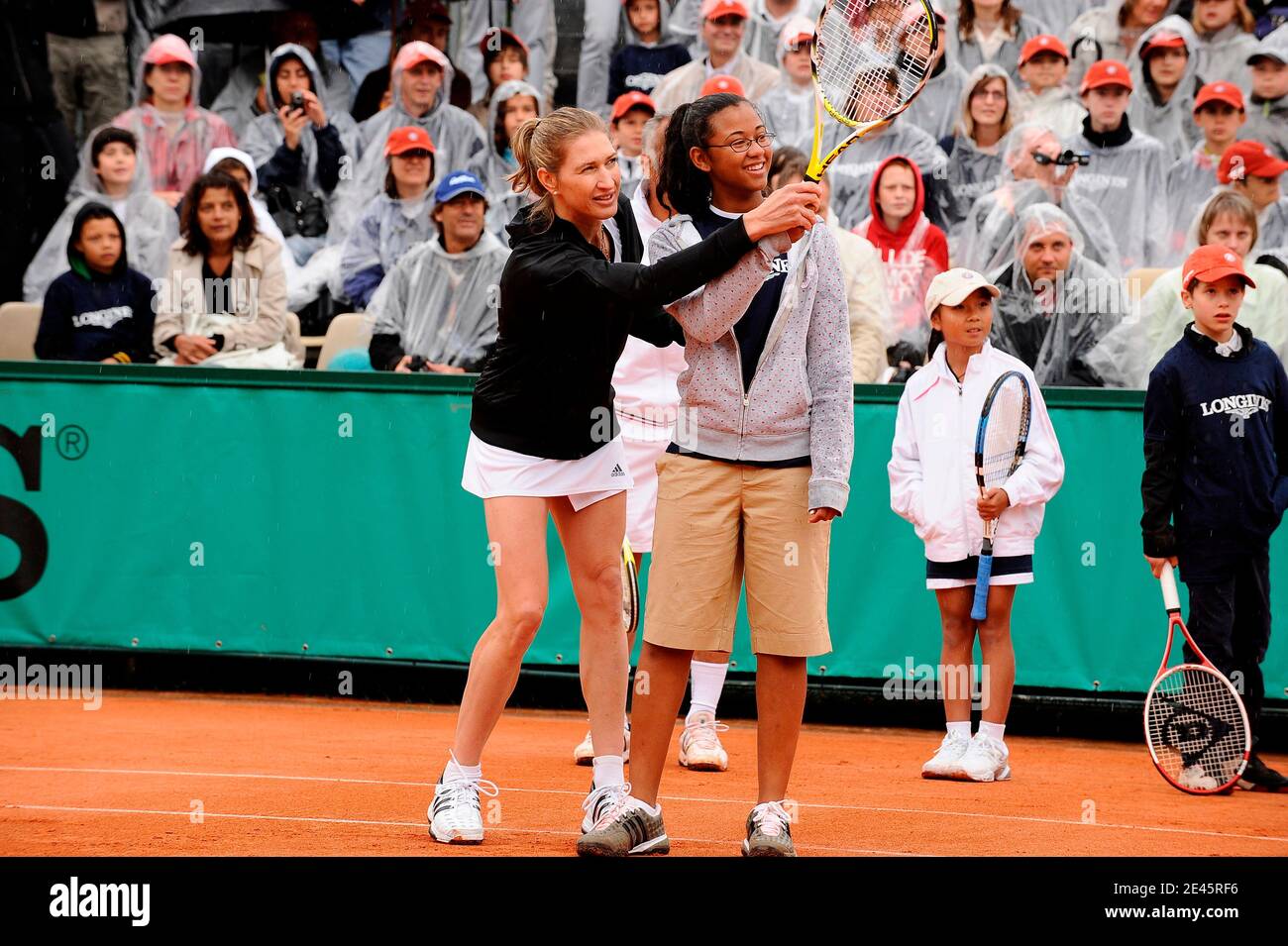 Die ehemalige deutsche Tennisspielerin Steffi Graf posiert mit ihrem Mann, der ehemalige US-Tennisspieler Andre Agassi spielt am 6. Juni 2009 ein Ausstellungsspiel am Rand der French Open im Roland Garros Stadion in Paris, Frankreich. Das Event, das zweite Grand Slam Turnier von 2009, läuft vom 24. Mai bis 7. Juni 2009. Foto von Henri Szwarc/ABACAPRESS.COM Stockfoto