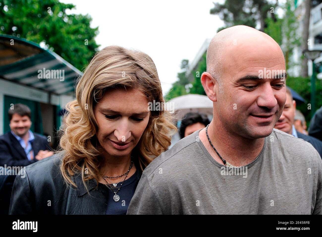 Die deutsche ehemalige Tennisspielerin Steffi Graf posiert mit ihrem Mann, der US-amerikanische ehemalige Tennisspieler Andre Agassi kommt am 6. Juni 2009 zum Ausstellungsspiel am Rand der French Open im Roland Garros Stadion in Paris, Frankreich. Das Event, das zweite Grand Slam Turnier von 2009, läuft vom 24. Mai bis 7. Juni 2009. Foto von Henri Szwarc/ABACAPRESS.COM Stockfoto