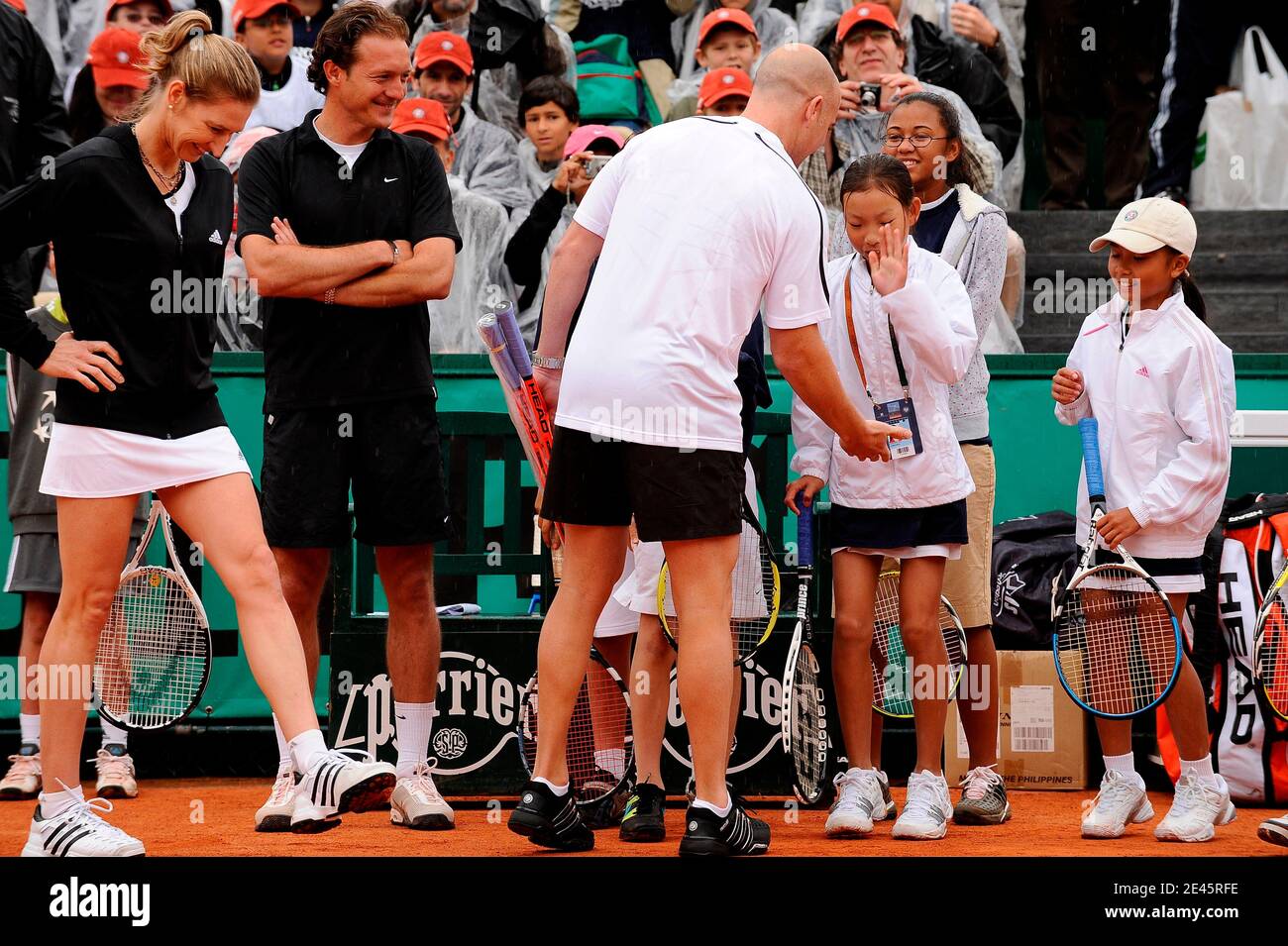 Die ehemalige deutsche Tennisspielerin Steffi Graf posiert mit ihrem Mann, der ehemalige US-Tennisspieler Andre Agassi spielt am 6. Juni 2009 ein Ausstellungsspiel am Rand der French Open im Roland Garros Stadion in Paris, Frankreich. Das Event, das zweite Grand Slam Turnier von 2009, läuft vom 24. Mai bis 7. Juni 2009. Foto von Henri Szwarc/ABACAPRESS.COM Stockfoto