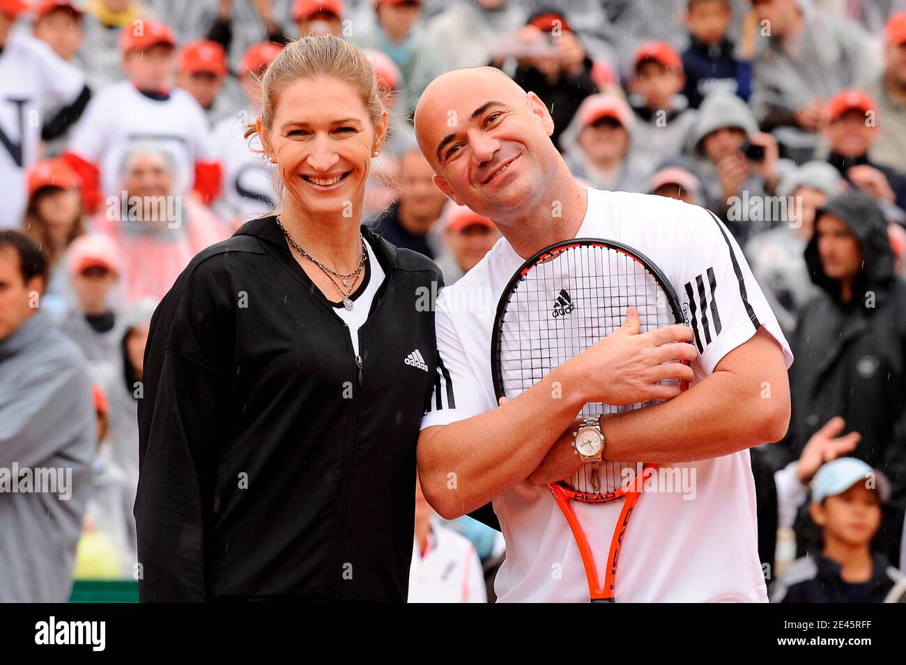 Die ehemalige deutsche Tennisspielerin Steffi Graf posiert mit ihrem Mann, die ehemalige US-Tennisspielerin Andre Agassi posiert nach einem Ausstellungsspiel am 6. Juni 2009 am Rand der French Open im Roland Garros Stadion in Paris, Frankreich. Das Event, das zweite Grand Slam Turnier von 2009, läuft vom 24. Mai bis 7. Juni 2009. Foto von Henri Szwarc/ABACAPRESS.COM Stockfoto