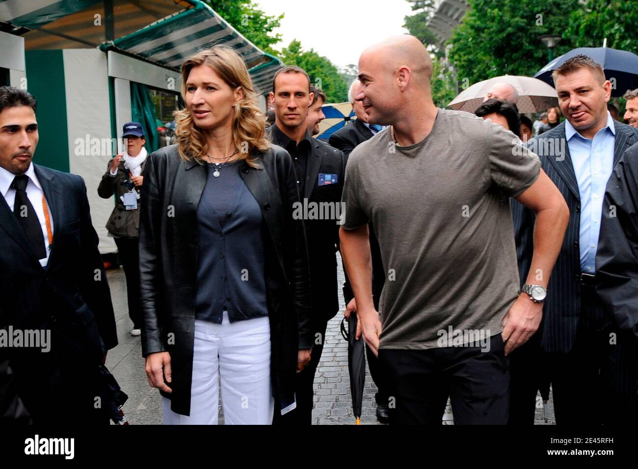 Die deutsche ehemalige Tennisspielerin Steffi Graf posiert mit ihrem Mann, der US-amerikanische ehemalige Tennisspieler Andre Agassi kommt am 6. Juni 2009 zum Ausstellungsspiel am Rand der French Open im Roland Garros Stadion in Paris, Frankreich. Das Event, das zweite Grand Slam Turnier von 2009, läuft vom 24. Mai bis 7. Juni 2009. Foto von Henri Szwarc/ABACAPRESS.COM Stockfoto