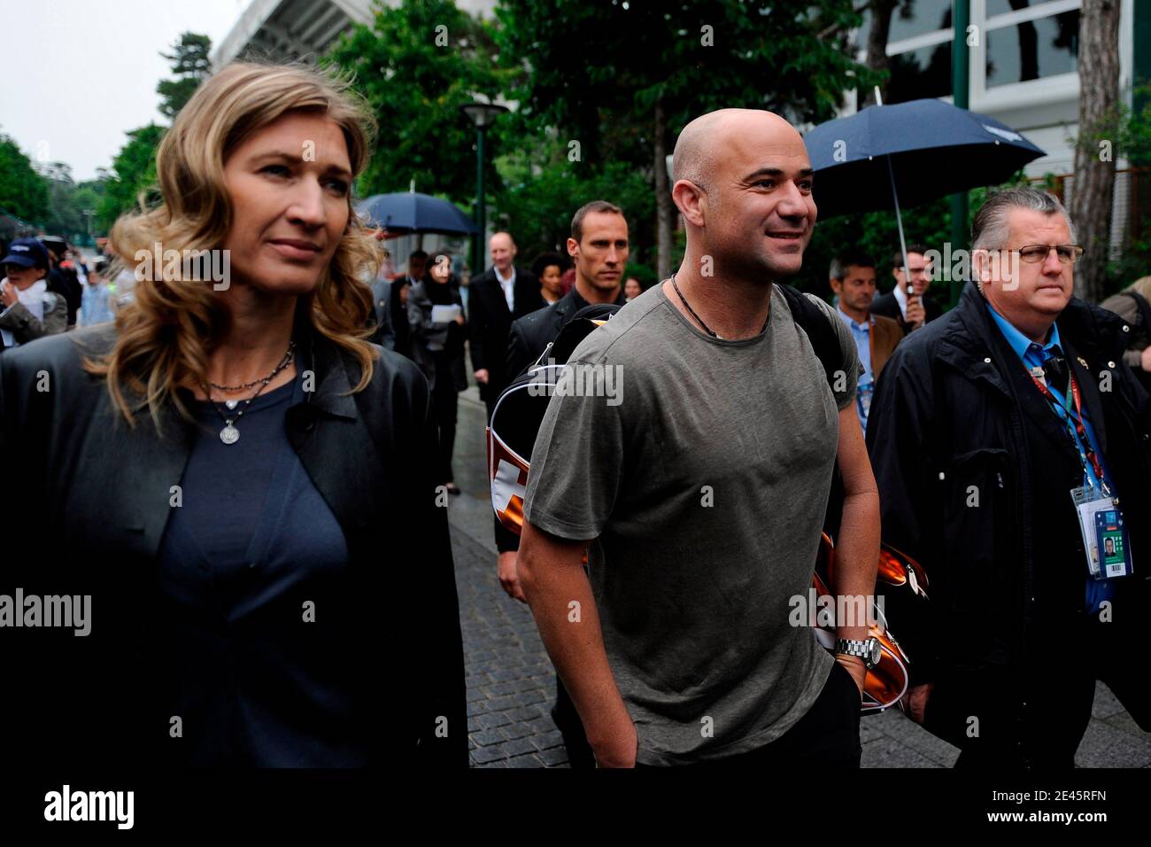 Die deutsche ehemalige Tennisspielerin Steffi Graf posiert mit ihrem Mann, der US-amerikanische ehemalige Tennisspieler Andre Agassi kommt am 6. Juni 2009 zum Ausstellungsspiel am Rand der French Open im Roland Garros Stadion in Paris, Frankreich. Das Event, das zweite Grand Slam Turnier von 2009, läuft vom 24. Mai bis 7. Juni 2009. Foto von Henri Szwarc/ABACAPRESS.COM Stockfoto