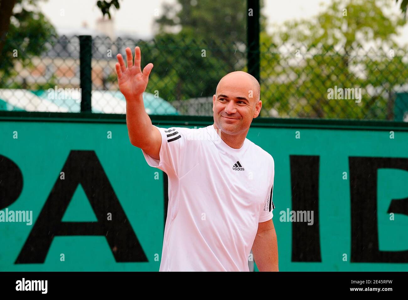 Die ehemalige deutsche Tennisspielerin Steffi Graf posiert mit ihrem Mann, der ehemalige US-Tennisspieler Andre Agassi spielt am 6. Juni 2009 ein Ausstellungsspiel am Rand der French Open im Roland Garros Stadion in Paris, Frankreich. Das Event, das zweite Grand Slam Turnier von 2009, läuft vom 24. Mai bis 7. Juni 2009. Foto von Henri Szwarc/ABACAPRESS.COM Stockfoto
