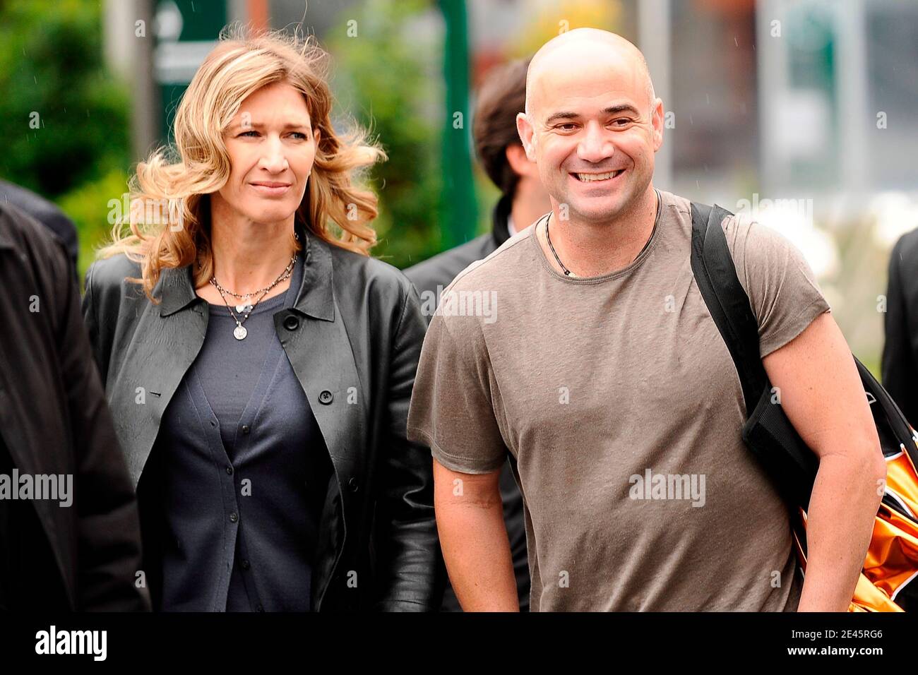 Die deutsche ehemalige Tennisspielerin Steffi Graf posiert mit ihrem Mann, der US-amerikanische ehemalige Tennisspieler Andre Agassi kommt am 6. Juni 2009 zum Ausstellungsspiel am Rand der French Open im Roland Garros Stadion in Paris, Frankreich. Das Event, das zweite Grand Slam Turnier von 2009, läuft vom 24. Mai bis 7. Juni 2009. Foto von Henri Szwarc/ABACAPRESS.COM Stockfoto