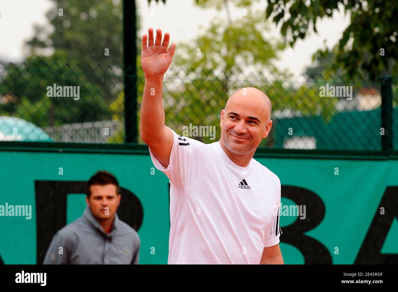 Die ehemalige deutsche Tennisspielerin Steffi Graf posiert mit ihrem Mann, der ehemalige US-Tennisspieler Andre Agassi spielt am 6. Juni 2009 ein Ausstellungsspiel am Rand der French Open im Roland Garros Stadion in Paris, Frankreich. Das Event, das zweite Grand Slam Turnier von 2009, läuft vom 24. Mai bis 7. Juni 2009. Foto von Henri Szwarc/ABACAPRESS.COM Stockfoto