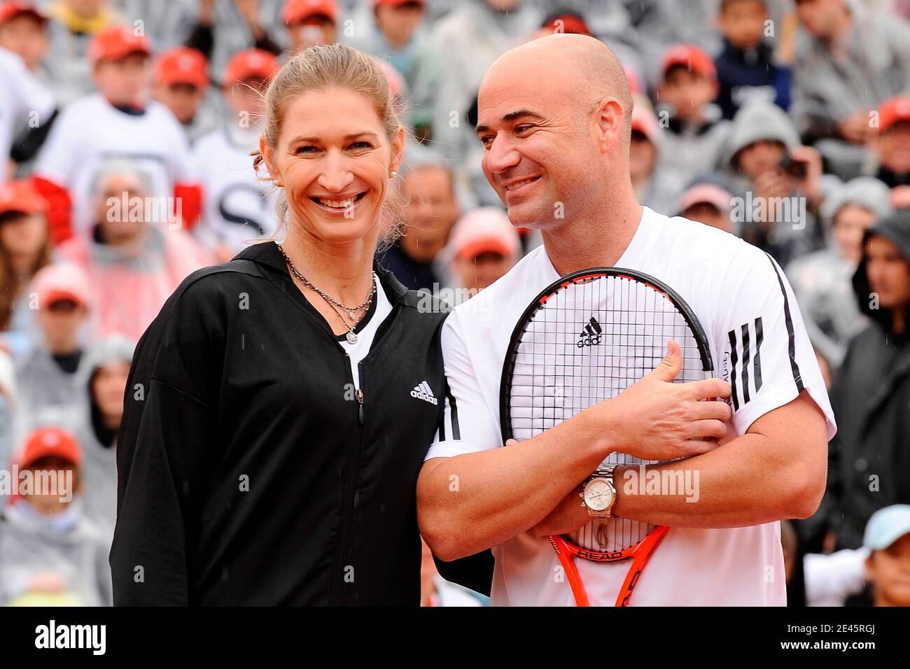 Die ehemalige deutsche Tennisspielerin Steffi Graf posiert mit ihrem Mann, die ehemalige US-Tennisspielerin Andre Agassi posiert nach einem Ausstellungsspiel am 6. Juni 2009 am Rand der French Open im Roland Garros Stadion in Paris, Frankreich. Das Event, das zweite Grand Slam Turnier von 2009, läuft vom 24. Mai bis 7. Juni 2009. Foto von Henri Szwarc/ABACAPRESS.COM Stockfoto