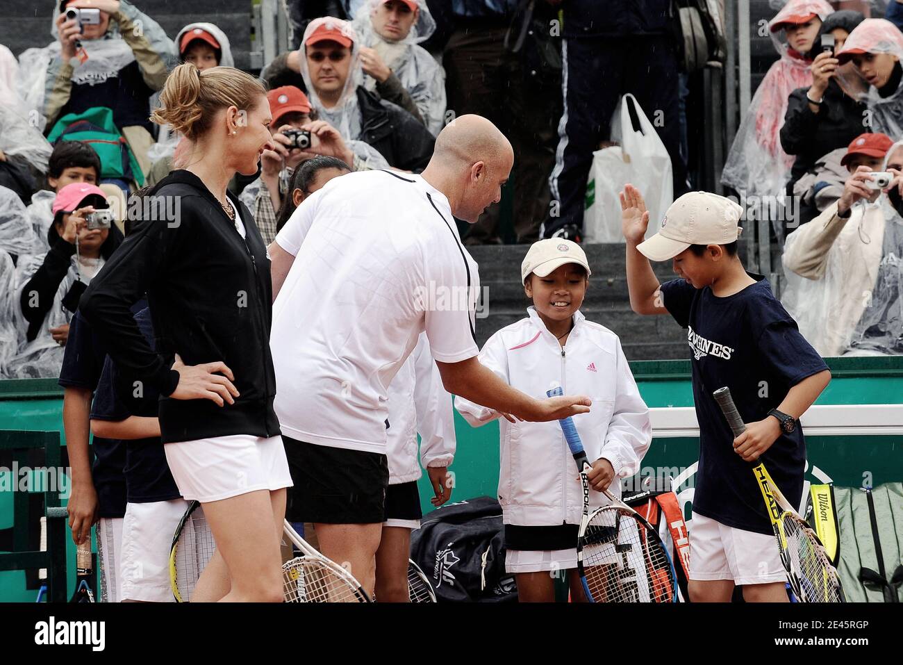 Die ehemalige deutsche Tennisspielerin Steffi Graff posiert mit ihrem Mann, der ehemalige US-Tennisspieler Andre Agassi spielt am 6. Juni 2009 ein Ausstellungsspiel am Rand der French Open im Roland Garros Stadion in Paris, Frankreich. Das Event, das zweite Grand Slam Turnier von 2009, läuft vom 24. Mai bis 7. Juni 2009. Foto von Henri Szwarc/ABACAPRESS.COM Stockfoto