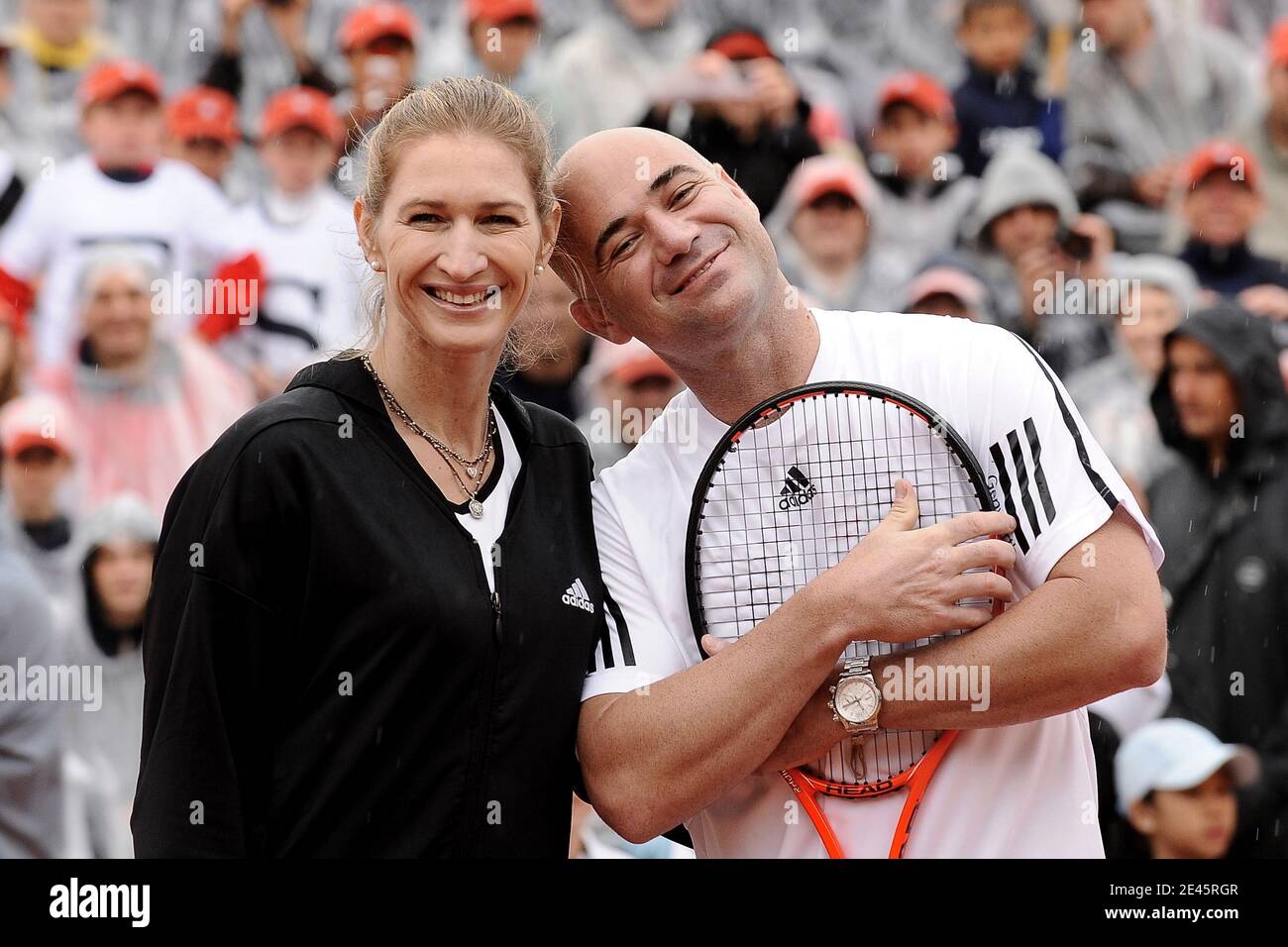 Die deutsche ehemalige Tennisspielerin Steffi Graff posiert mit ihrem Mann, die US-amerikanische ehemalige Tennisspielerin Andre Agassi posiert nach einem Ausstellungsspiel am 6. Juni 2009 am Rand der French Open im Roland Garros Stadion in Paris, Frankreich. Das Event, das zweite Grand Slam Turnier von 2009, läuft vom 24. Mai bis 7. Juni 2009. Foto von Henri Szwarc/ABACAPRESS.COM Stockfoto