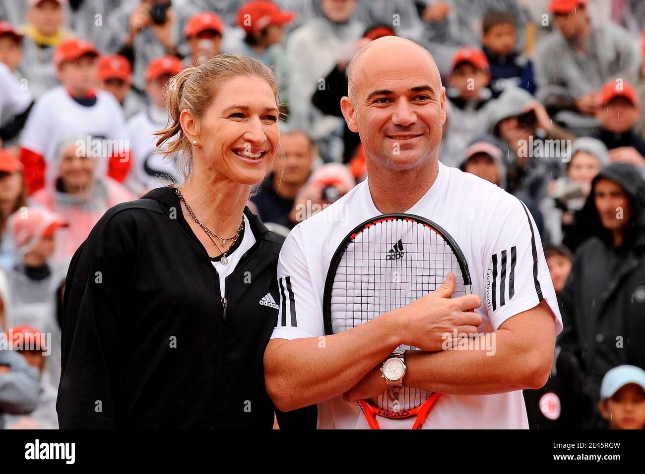 Die ehemalige deutsche Tennisspielerin Steffi Graf posiert mit ihrem Mann, die ehemalige US-Tennisspielerin Andre Agassi posiert nach einem Ausstellungsspiel am 6. Juni 2009 am Rand der French Open im Roland Garros Stadion in Paris, Frankreich. Das Event, das zweite Grand Slam Turnier von 2009, läuft vom 24. Mai bis 7. Juni 2009. Foto von Henri Szwarc/ABACAPRESS.COM Stockfoto