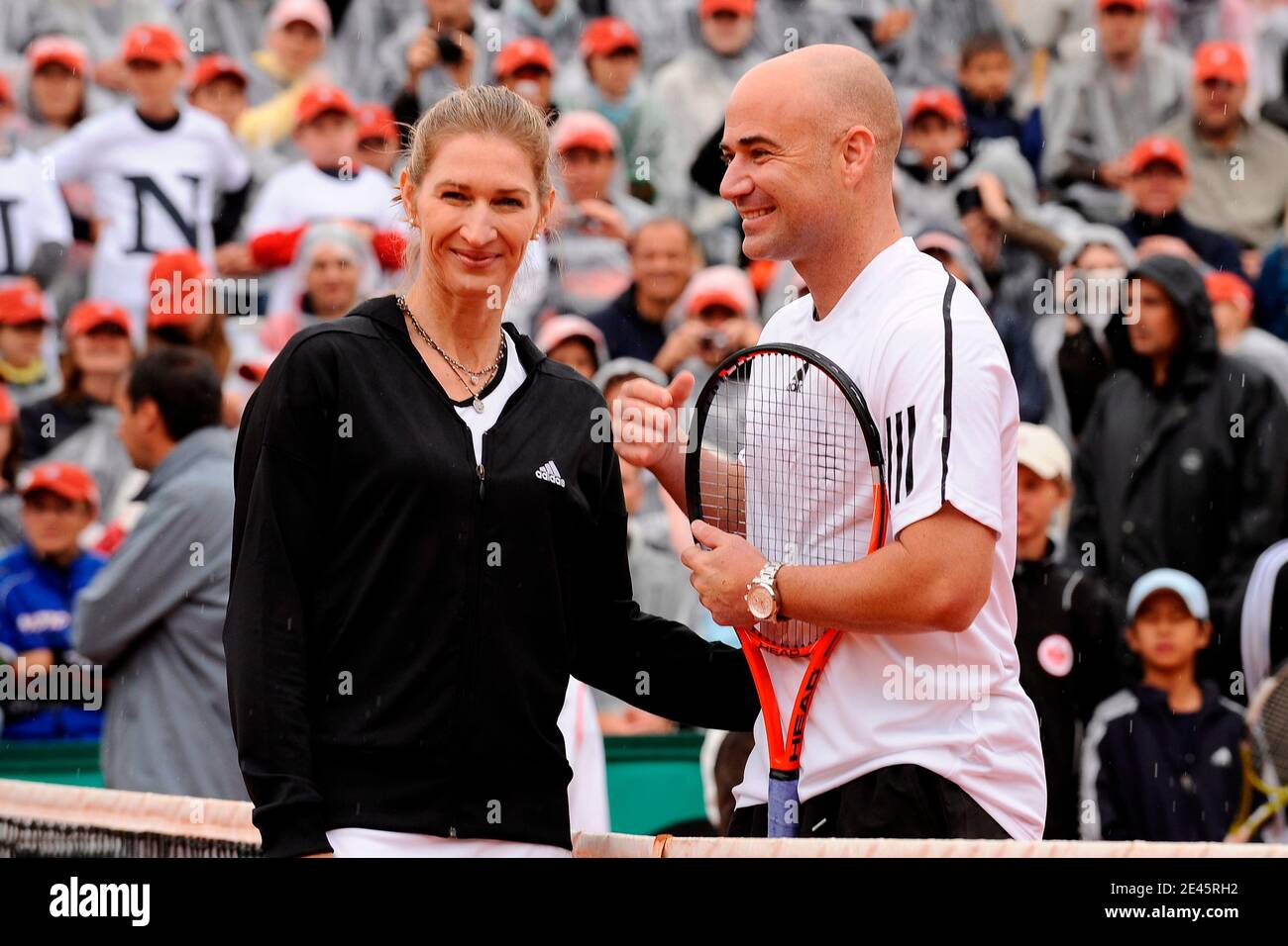 Die ehemalige deutsche Tennisspielerin Steffi Graf posiert mit ihrem Mann, die ehemalige US-Tennisspielerin Andre Agassi posiert nach einem Ausstellungsspiel am 6. Juni 2009 am Rand der French Open im Roland Garros Stadion in Paris, Frankreich. Das Event, das zweite Grand Slam Turnier von 2009, läuft vom 24. Mai bis 7. Juni 2009. Foto von Henri Szwarc/ABACAPRESS.COM Stockfoto