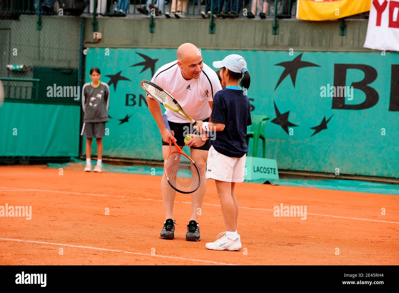 Die ehemalige deutsche Tennisspielerin Steffi Graf posiert mit ihrem Mann, der ehemalige US-Tennisspieler Andre Agassi spielt am 6. Juni 2009 ein Ausstellungsspiel am Rand der French Open im Roland Garros Stadion in Paris, Frankreich. Das Event, das zweite Grand Slam Turnier von 2009, läuft vom 24. Mai bis 7. Juni 2009. Foto von Henri Szwarc/ABACAPRESS.COM Stockfoto
