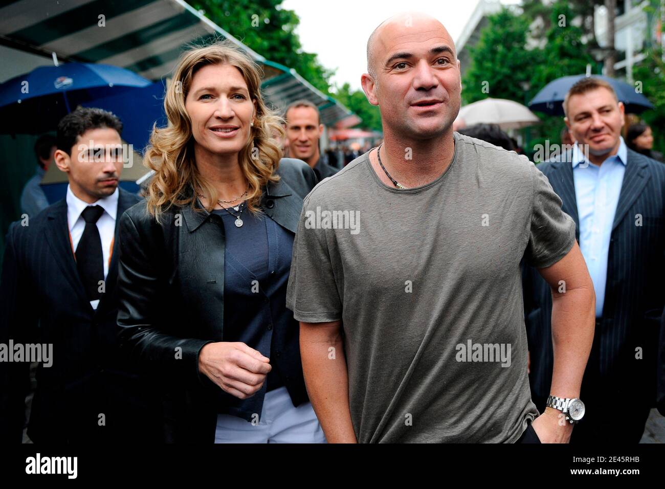 Die deutsche ehemalige Tennisspielerin Steffi Graf posiert mit ihrem Mann, der US-amerikanische ehemalige Tennisspieler Andre Agassi kommt am 6. Juni 2009 zum Ausstellungsspiel am Rand der French Open im Roland Garros Stadion in Paris, Frankreich. Das Event, das zweite Grand Slam Turnier von 2009, läuft vom 24. Mai bis 7. Juni 2009. Foto von Henri Szwarc/ABACAPRESS.COM Stockfoto