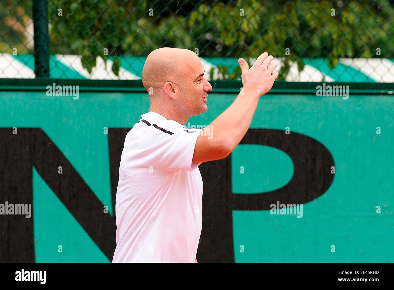 Die ehemalige deutsche Tennisspielerin Steffi Graf posiert mit ihrem Mann, der ehemalige US-Tennisspieler Andre Agassi spielt am 6. Juni 2009 ein Ausstellungsspiel am Rand der French Open im Roland Garros Stadion in Paris, Frankreich. Das Event, das zweite Grand Slam Turnier von 2009, läuft vom 24. Mai bis 7. Juni 2009. Foto von Henri Szwarc/ABACAPRESS.COM Stockfoto