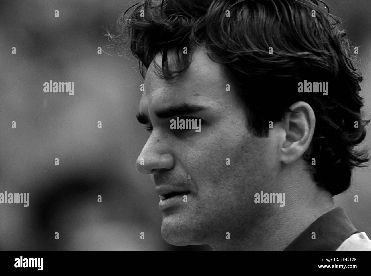 Der Schweizer Roger Federer weint nach dem Finale der Herren im Einzel gegen den Schweden Robin Söderling beim French Open Tennisturnier im Roland Garros Stadion in Paris, Sonntag, 7. Juni 2009. Der Sieg gibt Federer 14 Grand Slams, Binden seine Karriere gewinnt an American Pete Sampras. Foto von Christophe Guibbaud/Cameleon/ABACAPRESS.COM Stockfoto