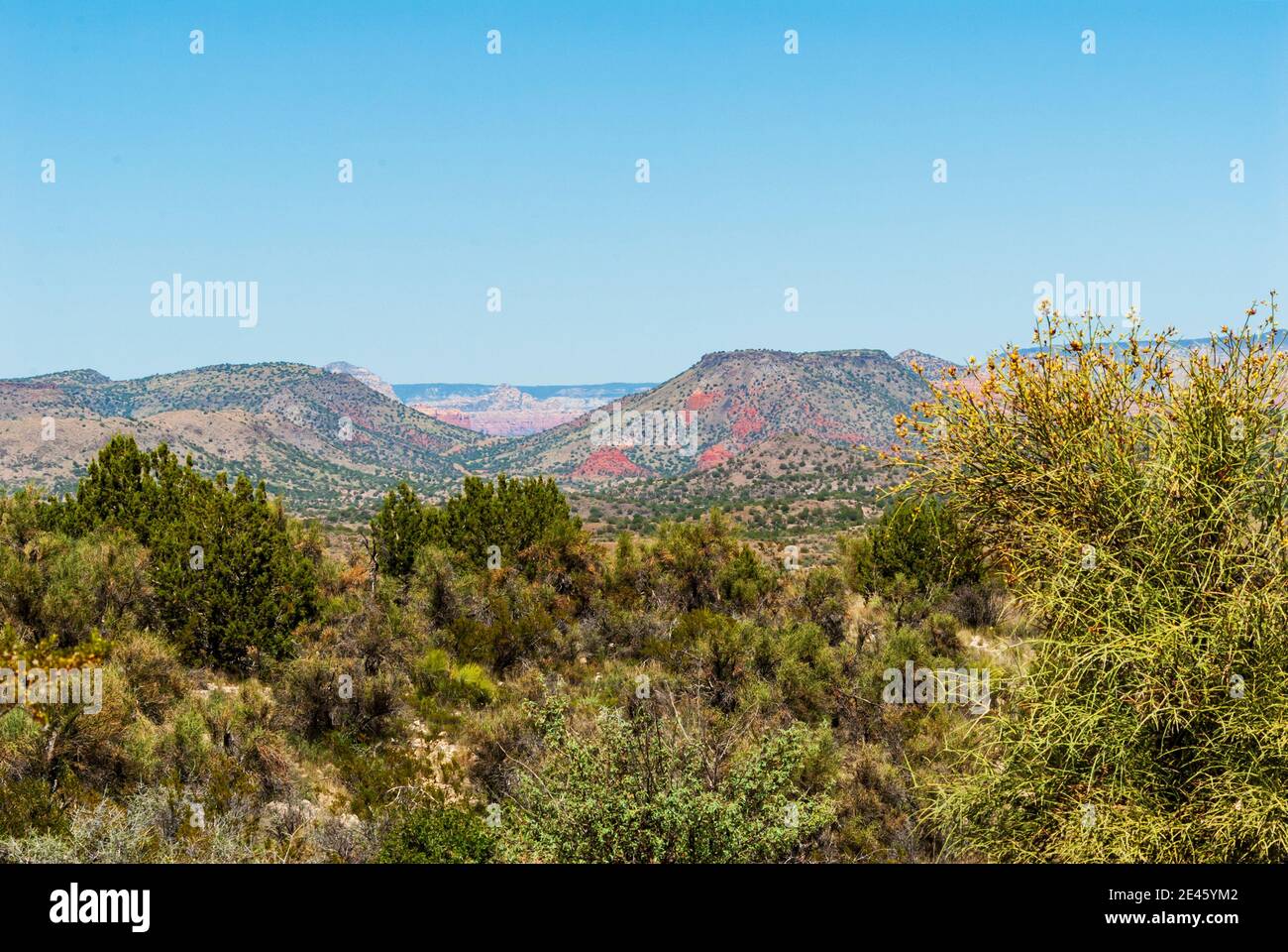 Blick auf niedrige Berge und Mesas in New Mexico, USA. Stockfoto
