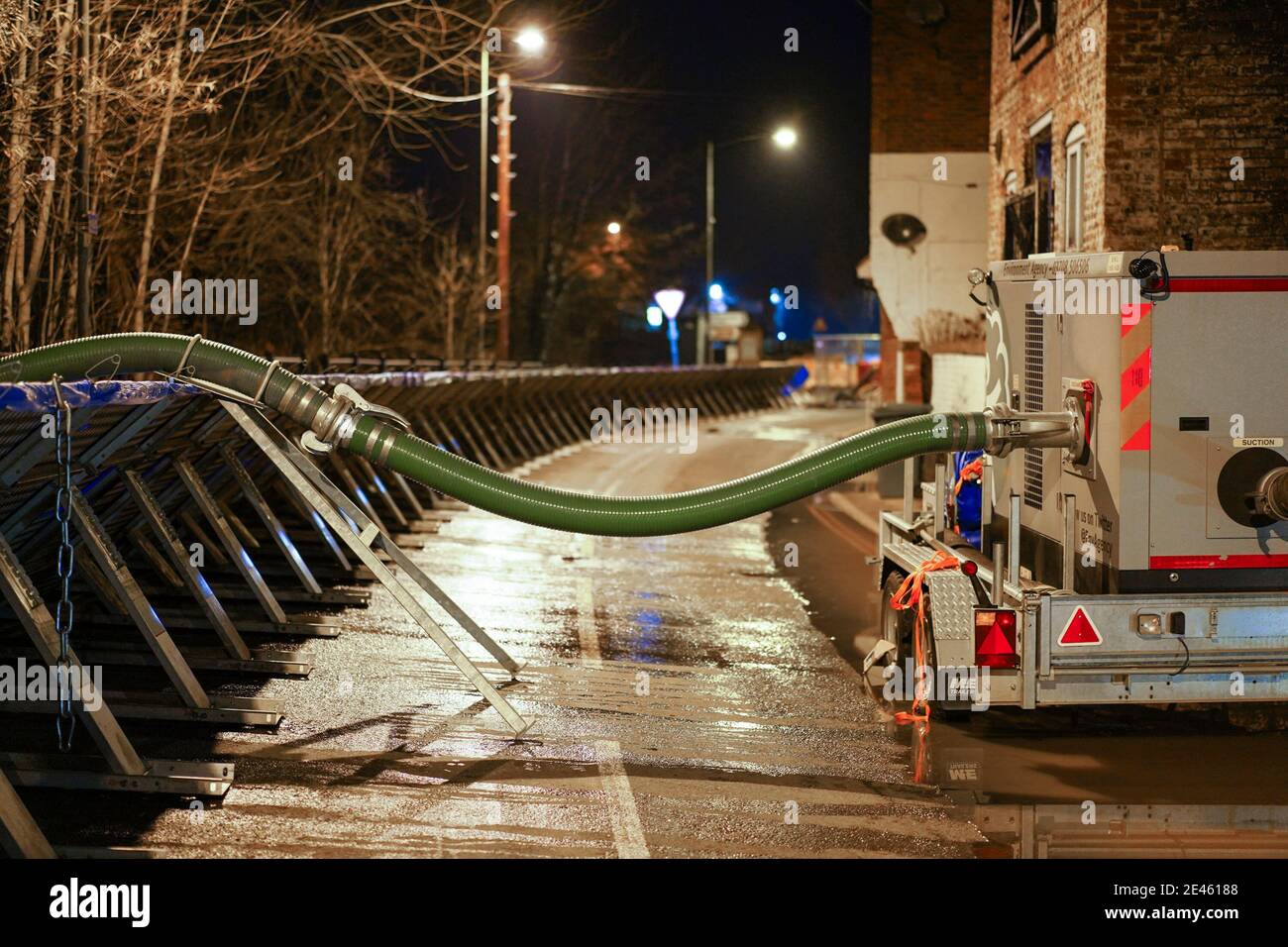 Bewdley, Großbritannien. Januar 2021. Während ganz Großbritannien von Storm Christoph alarmiert wird, arbeiten die Flutpumpen in Bewdley in Beale's Corner Überstunden, um die Bewohner sicher zu halten und Leben und Eigentum zu schützen. Credit Lee Hudson/Alamy Live Nachrichten Stockfoto