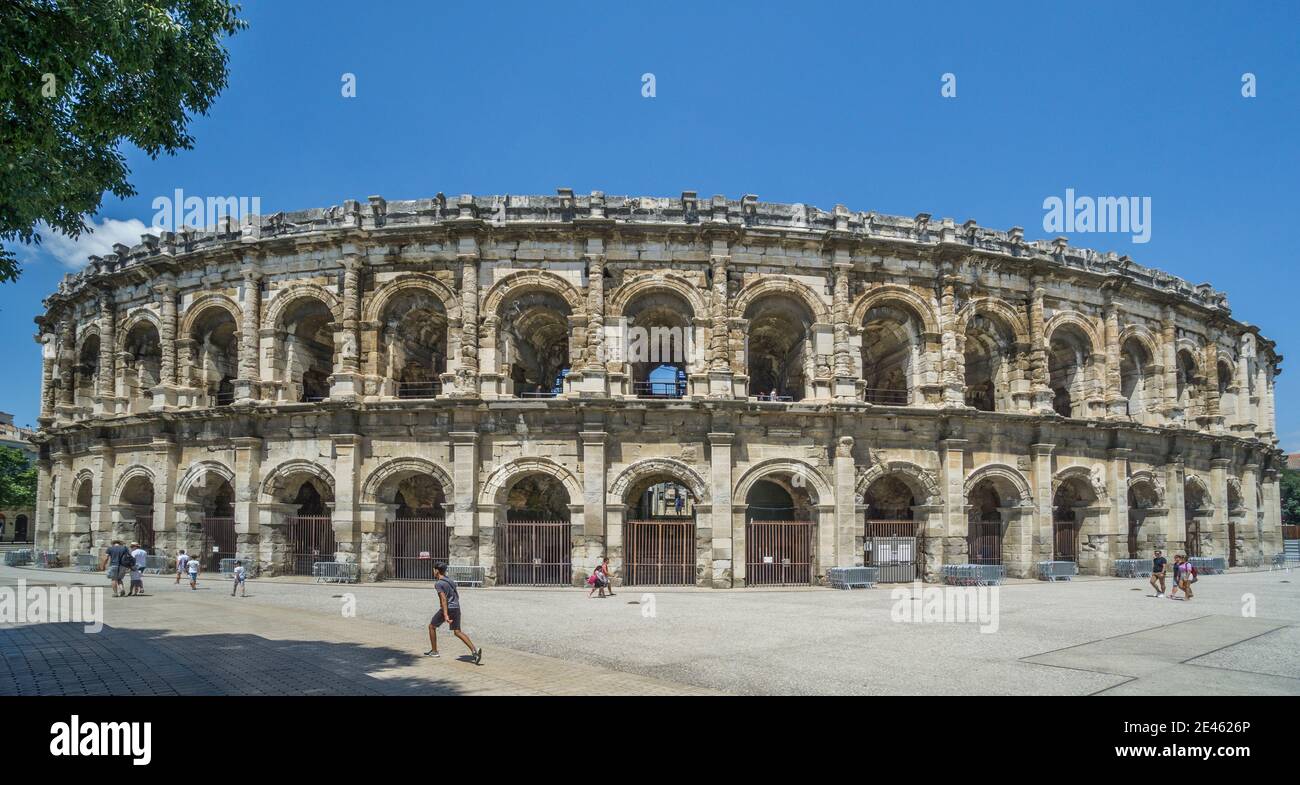 Das gut erhaltene römische Amphitheater Arena von Nîmes, Nimes; Departement Gard, Region Okzitanien, Südfrankreich Stockfoto