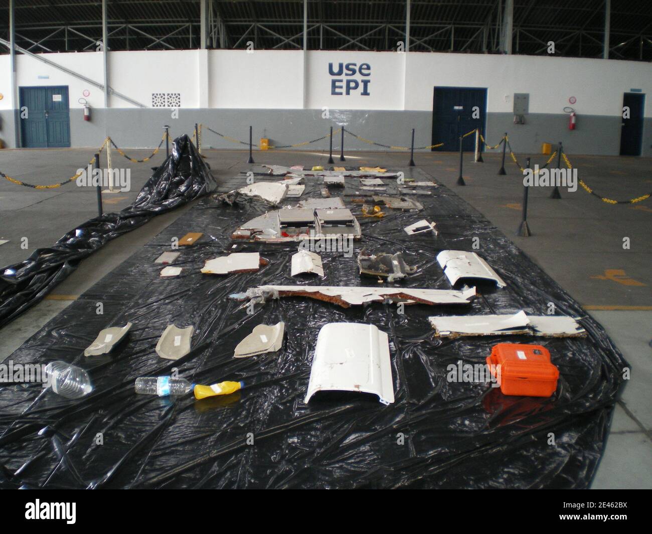 Die brasilianische Marine nimmt Trümmer von Air France Flug AF447 aus dem Atlantischen Ozean, nordöstlich von Recife, in diesem Handout-Foto von der Marine in Recife, nordöstlich von Brasilien verteilt 13. Juni 2009. Air France Flug 447 stürzte auf dem Weg nach Paris von Rio de Janeiro ab und tötete bei einem Zwischenfall alle 228 Menschen an Bord.Experten versuchen immer noch zu verstehen, wie französische und brasilianische Teams tief im Atlantik nach ihren Black-Box-Voice- und Datenrekordern suchen. Foto der brasilianischen Luftwaffe/ABACAPRESS.COM Stockfoto