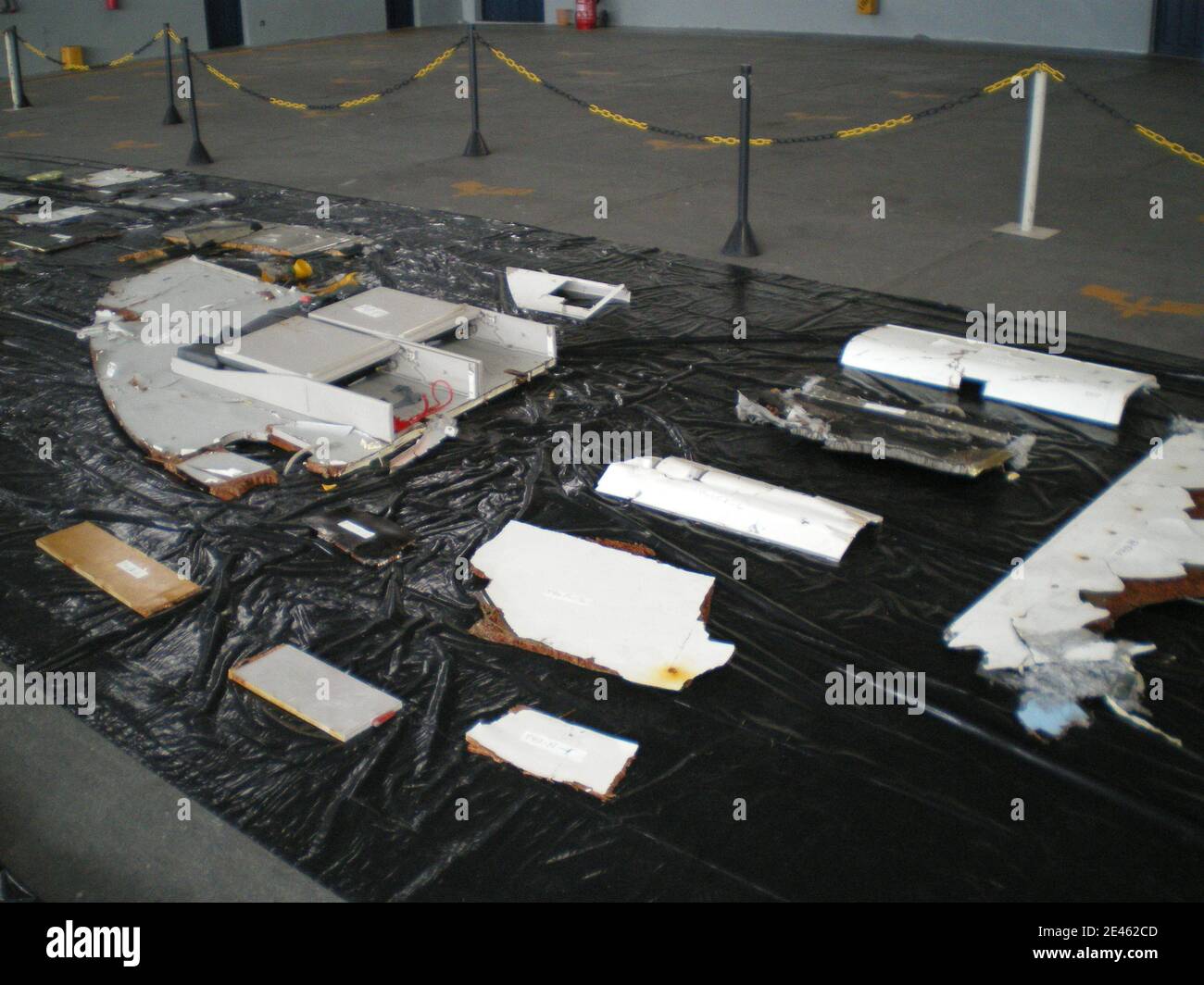 Die brasilianische Marine nimmt Trümmer von Air France Flug AF447 aus dem Atlantischen Ozean, nordöstlich von Recife, in diesem Handout-Foto von der Marine in Recife, nordöstlich von Brasilien verteilt 13. Juni 2009. Air France Flug 447 stürzte auf dem Weg nach Paris von Rio de Janeiro ab und tötete bei einem Zwischenfall alle 228 Menschen an Bord.Experten versuchen immer noch zu verstehen, wie französische und brasilianische Teams tief im Atlantik nach ihren Black-Box-Voice- und Datenrekordern suchen. Foto der brasilianischen Luftwaffe/ABACAPRESS.COM Stockfoto