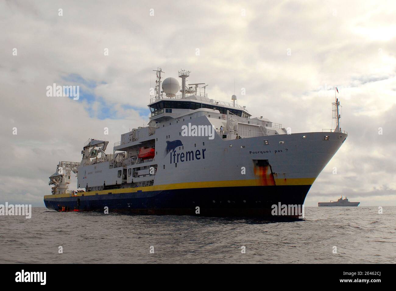 Die französische Marine nimmt Trümmer von Air France Flug AF447 aus dem Atlantischen Ozean, nordöstlich von Recife, in diesem Handout-Foto von der Marine in Recife, nordöstlich von Brasilien verteilt 13. Juni 2009. Air France Flug 447 stürzte auf dem Weg nach Paris von Rio de Janeiro ab und tötete bei einem Zwischenfall alle 228 Menschen an Bord.Experten versuchen immer noch zu verstehen, wie französische und brasilianische Teams tief im Atlantik nach ihren Black-Box-Voice- und Datenrekordern suchen. Foto von ECPAD/ABACAPRESS.COM Stockfoto