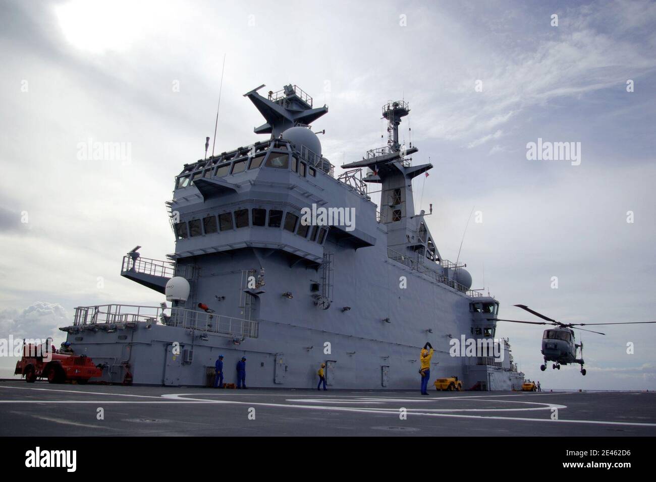 Die französische Marine nimmt Trümmer von Air France Flug AF447 aus dem Atlantischen Ozean, nordöstlich von Recife, in diesem Handout-Foto von der Marine in Recife, nordöstlich von Brasilien verteilt 13. Juni 2009. Air France Flug 447 stürzte auf dem Weg nach Paris von Rio de Janeiro ab und tötete bei einem Zwischenfall alle 228 Menschen an Bord.Experten versuchen immer noch zu verstehen, wie französische und brasilianische Teams tief im Atlantik nach ihren Black-Box-Voice- und Datenrekordern suchen. Foto von ECPAD/ABACAPRESS.COM Stockfoto