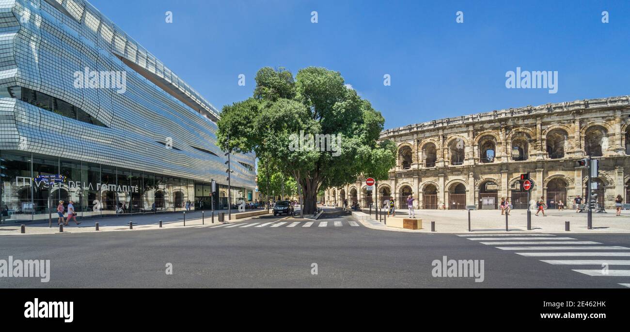 Die hochmoderne Architektur des Museums der Romanität neben dem römischen Amphitheater Arena von Nîmes, Nimes; Gard Abteilung, Okzitanien Region, Southe Stockfoto