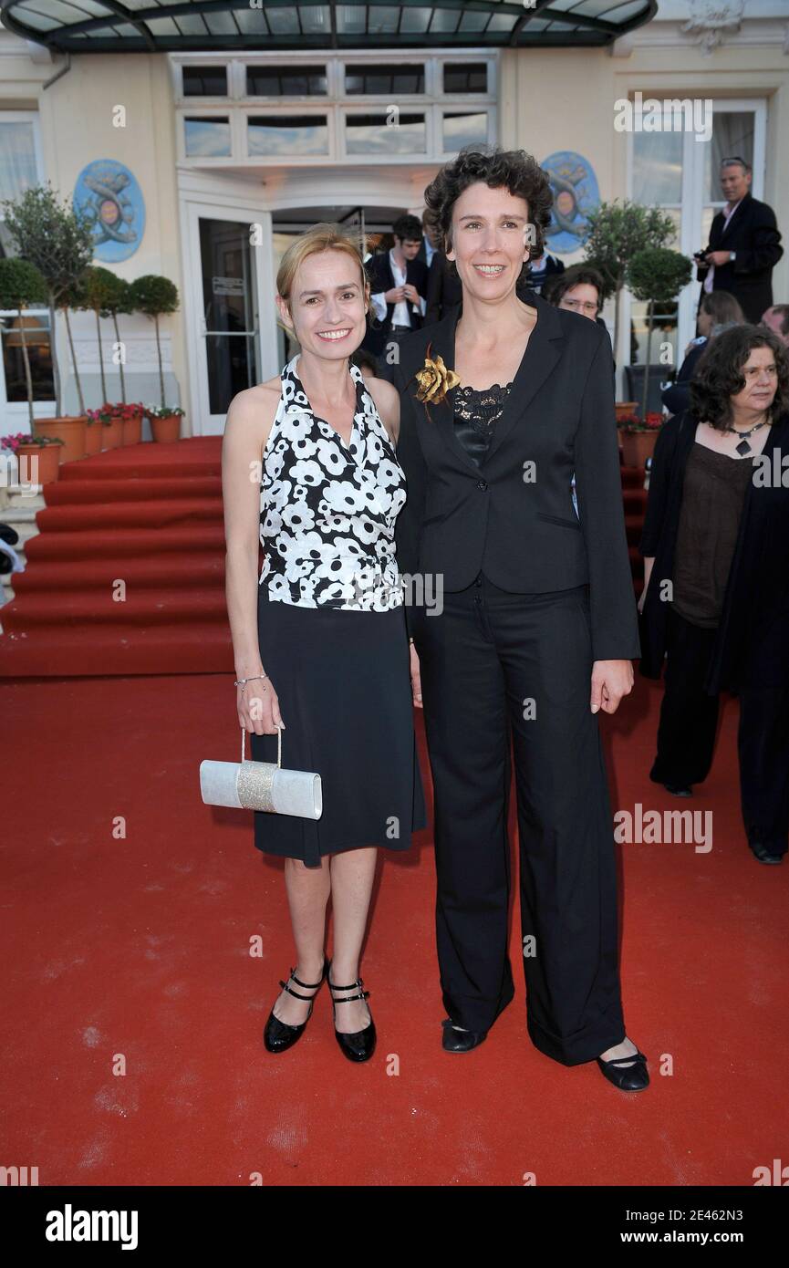 Sandrine Bonnaire, Caroline Bottaro Ankunft bei der 23. Cabourg Romantic Film Festival Abschlussfeier in Cabourg, Frankreich am 13. Juni 2009. Foto von Thierry Orban/ABACAPRESS.COM Stockfoto