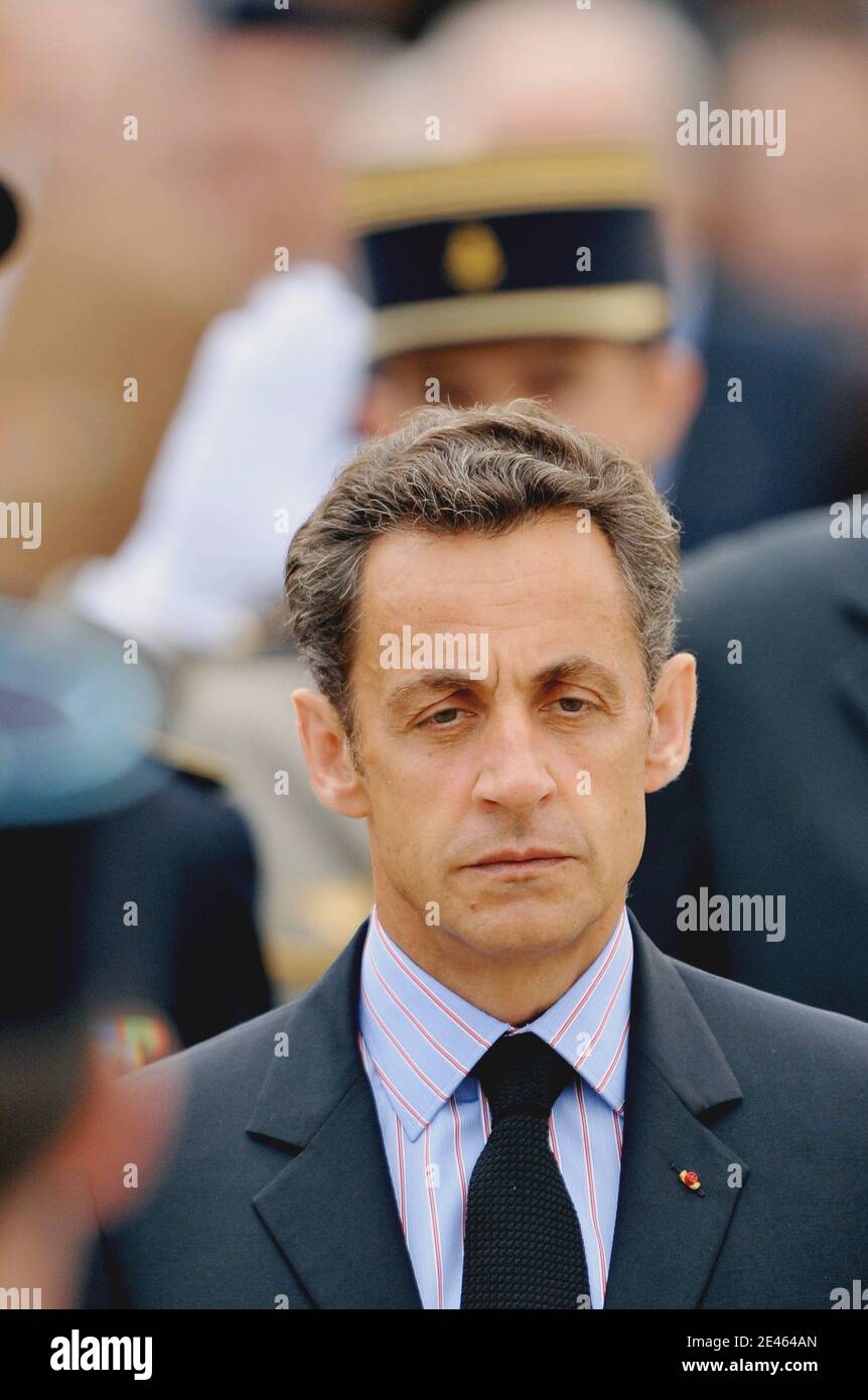 Der französische Präsident Nicolas Sarkozy nimmt am 18. Juni 2009 am Mont-Valerien in Suresnes bei Paris an der Zeremonie zum 69. Jahrestag des "Appells vom 18. Juni" Teil. Die gedenkfeiern fanden statt, wo die deutschen Behörden am 15. Dezember 1941 mehr als 70 Menschen in Mont-Valerien hingerichtet haben, als Reaktion auf einen französischen Angriff auf einen deutschen Offizier. Foto von Thierry Orban/ABACAPRESS.COM Stockfoto