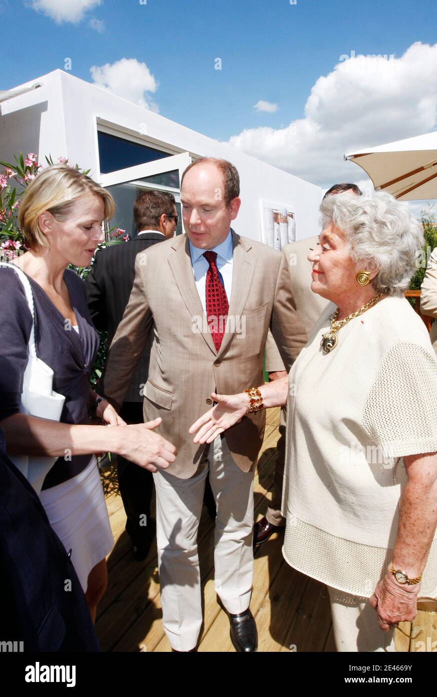 Baroness Philippine de Rothschild begrüßt Prinz Albert II. Von Monaco und seine Freundin, südafrikanische Schwimmerin Charlene Wittstock während der internationalen Weinmesse Vinexpo in Bordeaux, Südwestfrankreich am 21. Juni 2009. Die Vinexpo, die weltgrößte Wein- und Spirituosenmesse, öffnet heute bis zum 25. Juni, da 40,000 Fachleute aus der ganzen Welt zusammenkommen, um ihre Getränke auf Märkten zu verplittern, die durch die Wirtschaftskrise hart umkämpft sind. Foto von Patrick Bernard/ABACAPRESS.COM Stockfoto