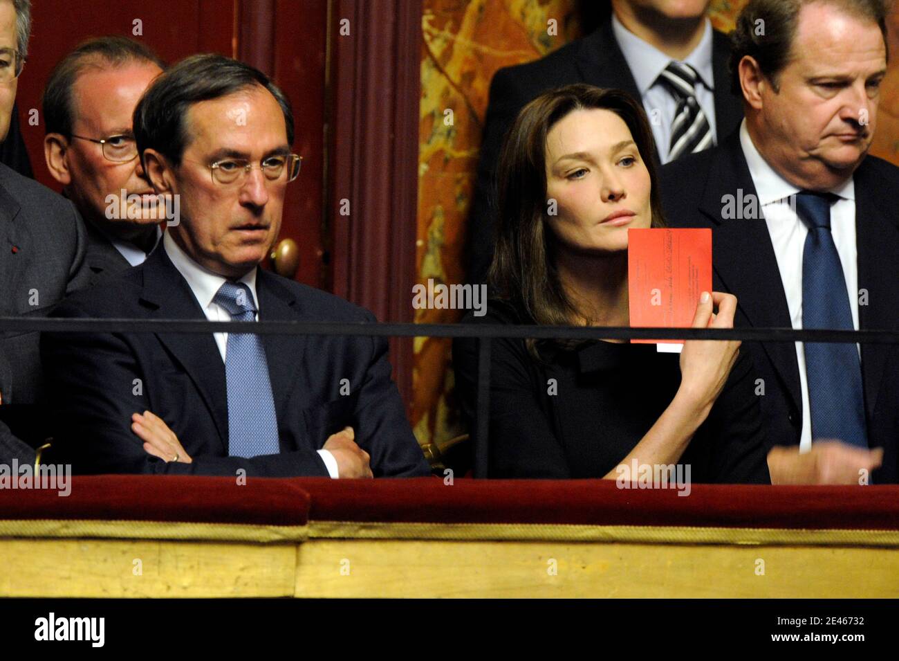 Claude Gueant, Generalsekretär des Elysée-Palastes, französische First Lady Carla Bruni-Sarkozy, Berater des französischen Präsidenten Pierre Charon hört dem französischen Präsidenten Nicolas Sarkozy zu, als er am 22. Juni in einem Flügel des Chateau de Versailles vor Paris, Frankreich, eine Rede hält. 2009 zum ersten Mal unter Frankreichs Fünfter Republik zu beiden Häusern des parlaments. Foto von Mehdi Taamallah/ABACAPRESS.COM Stockfoto