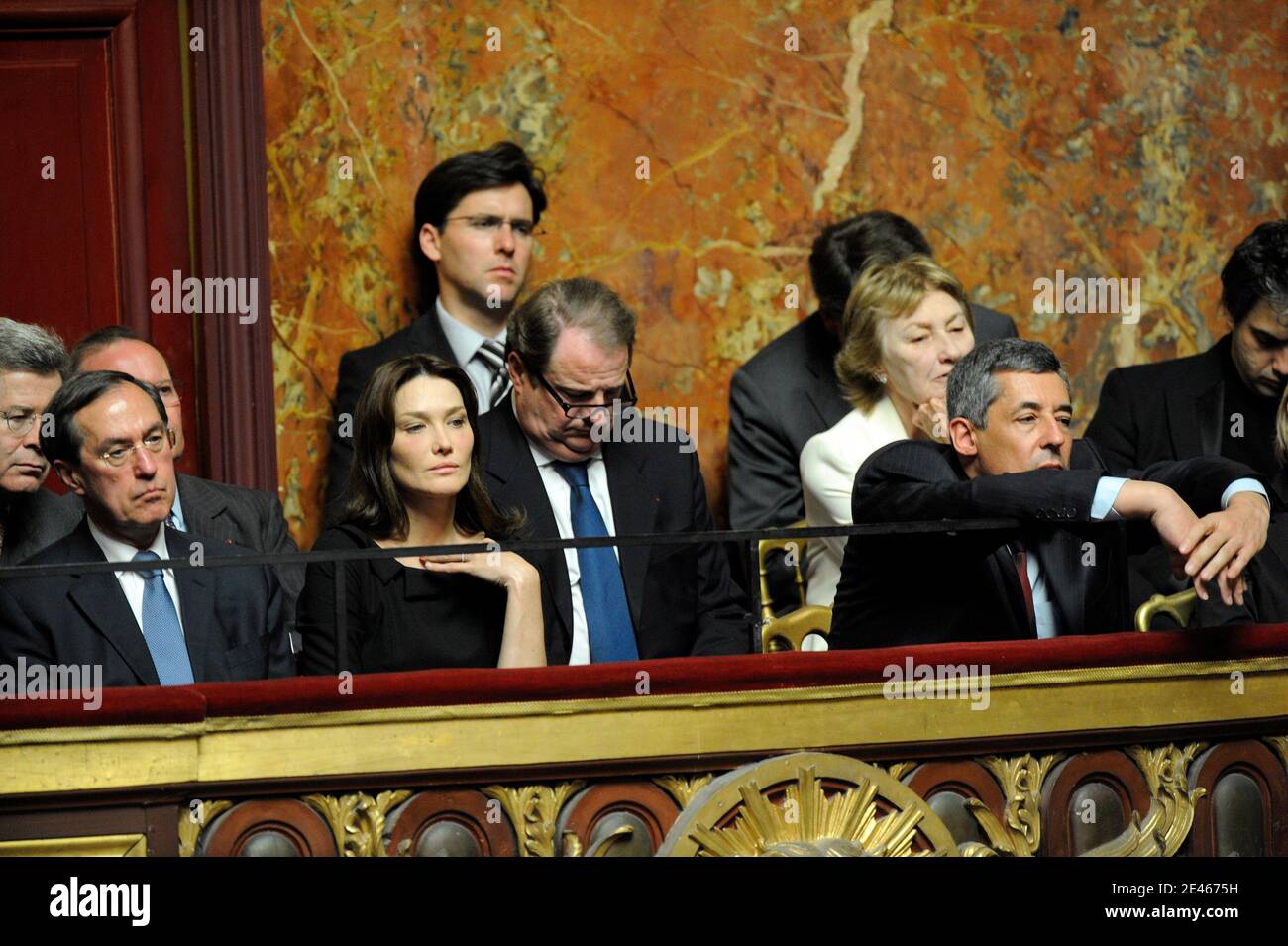 (1. Runde von links nach rechts) Generalsekretär des Elysée-Palastes Claude Gueant, französische First Lady Carla Bruni-Sarkozy, Berater des französischen Präsidenten Henri Guaino, (2. Runde von links nach rechts) diplomatischer Berater des französischen Präsidenten und sherpa Jean-David Levitte, Berater des französischen Präsidenten Raymond Soubie, Pierre Charon, Marisa Bruni-Tedeschi hört dem französischen Präsidenten Nicolas Sarkozy zu, als er am 22. Juni 2009 erstmals unter Frankreichs Fünfter Republik eine Rede in einem Flügel des Chateau de Versailles vor beiden Parlamentshäusern hält. Foto von Mehdi Taamallah/ABACAPRESS.COM Stockfoto