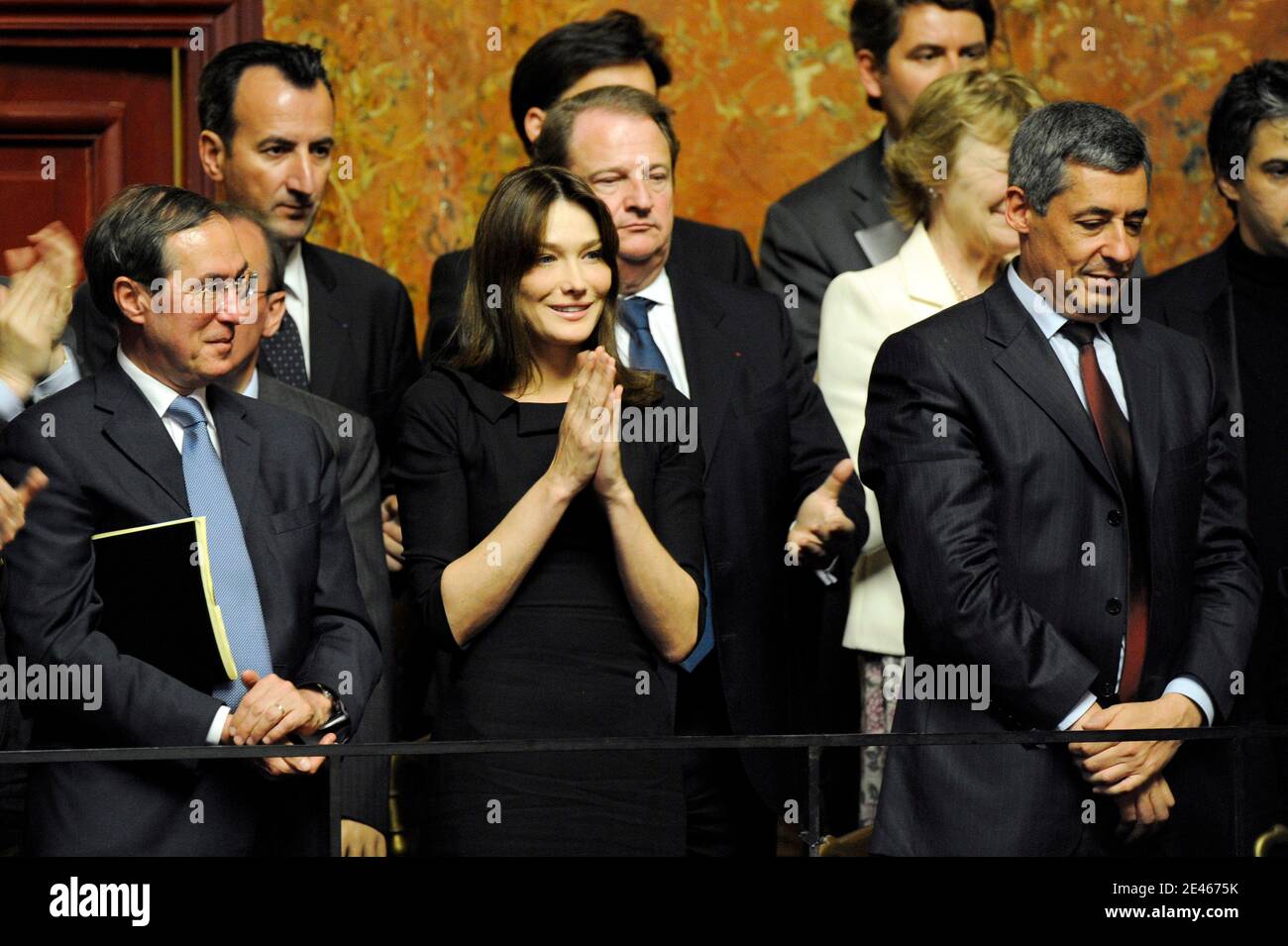 (1. Runde von links nach rechts) Generalsekretär des Elysée-Palastes Claude Gueant, französische First Lady Carla Bruni-Sarkozy, Berater des französischen Präsidenten Henri Guaino, (2. Runde von links nach rechts) diplomatischer Berater des französischen Präsidenten und sherpa Jean-David Levitte, Berater des französischen Präsidenten Raymond Soubie, Pierre Charon, Marisa Bruni-Tedeschi applaudiert dem französischen Präsidenten Nicolas Sarkozy, als er am 22. Juni 2009 erstmals unter Frankreichs Fünfter Republik eine Rede in einem Flügel des Chateau de Versailles vor den beiden Parlamentshäusern hält. Foto von Mehdi Taamallah/ABACAPRESS.COM Stockfoto