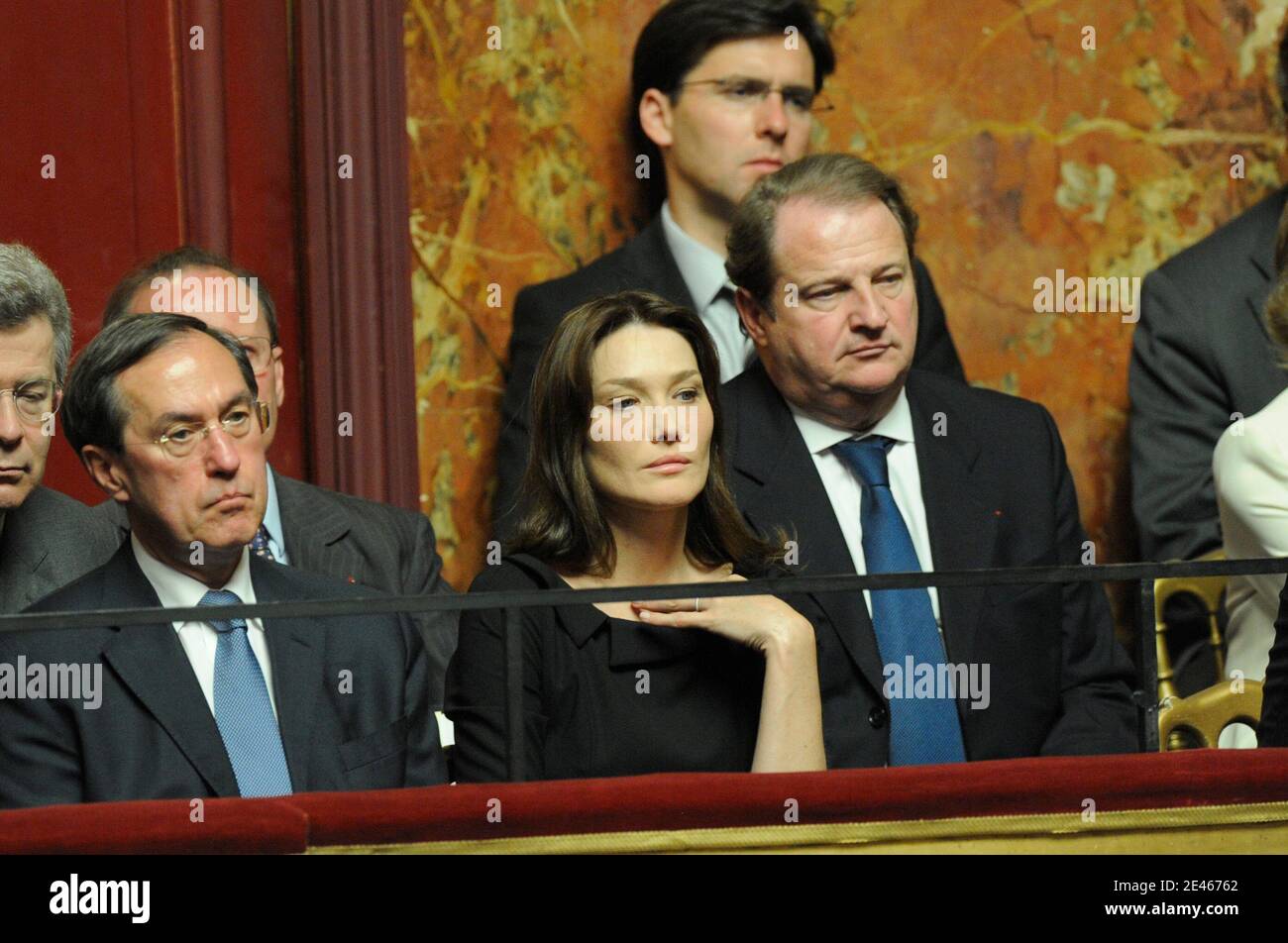 Claude Gueant, Generalsekretär des Elysée-Palastes, französische First Lady Carla Bruni-Sarkozy, Berater des französischen Präsidenten Pierre Charon hört dem französischen Präsidenten Nicolas Sarkozy zu, als er am 22. Juni in einem Flügel des Chateau de Versailles vor Paris, Frankreich, eine Rede hält. 2009 zum ersten Mal unter Frankreichs Fünfter Republik zu beiden Häusern des parlaments. Foto von Mehdi Taamallah/ABACAPRESS.COM Stockfoto