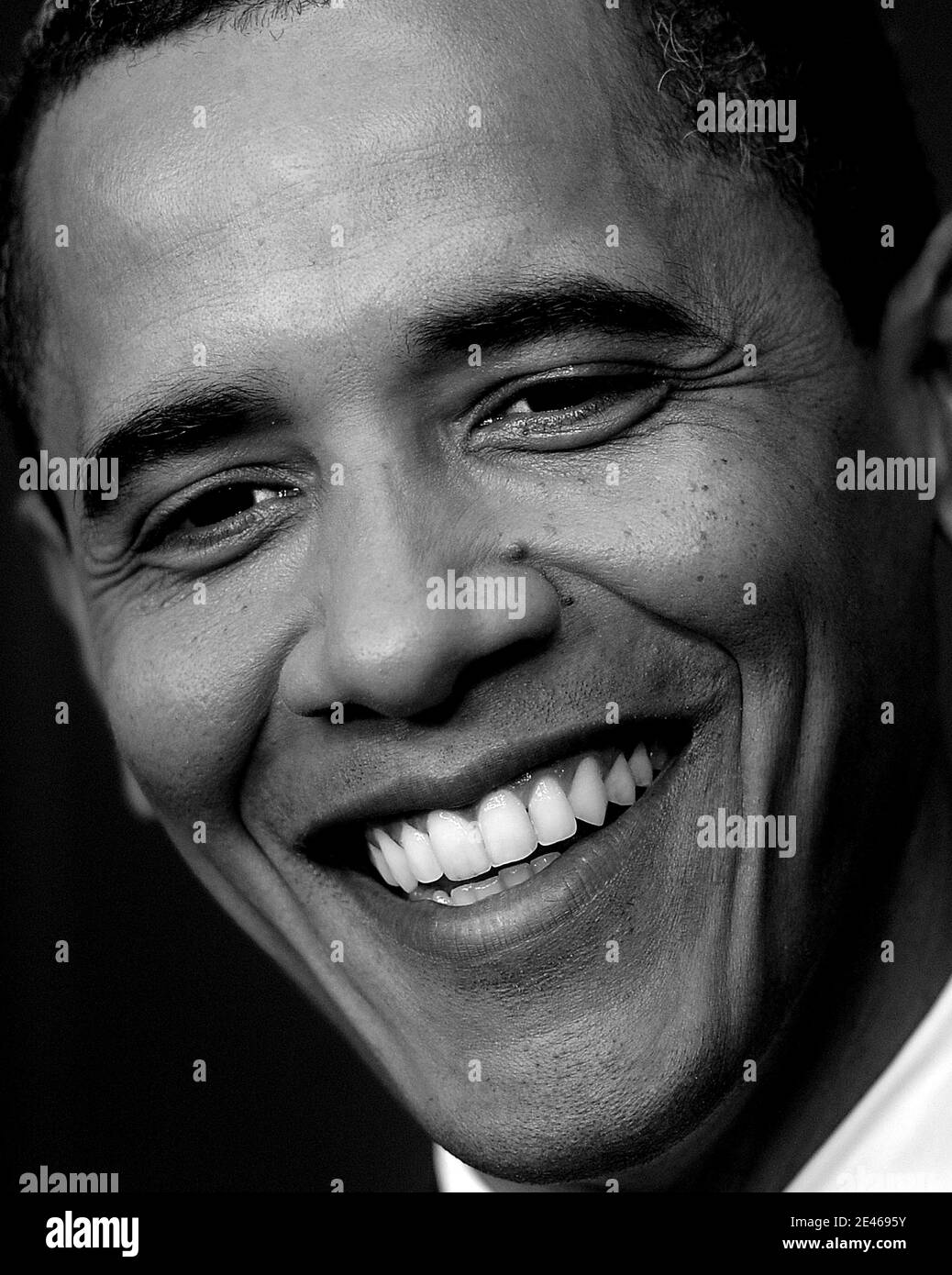 US-Präsident Barack Obama spricht während einer Pressekonferenz im Brady Briefing Room des Weißen Hauses in Washington, DC, USA am 22. Juni 2009. Obama sagte, dass eine bahnbrechende Gesetzgebung vor dem Kongress, die auf saubere Energie drängt, es dem Land ermöglichen wird, die Weltwirtschaftsmacht des 21. Jahrhunderts an der Spitze zu stehen. Er stellte fest, dass das Repräsentantenhaus die "historischen" Rechtsvorschriften, die die Art und Weise, wie die Vereinigten Staaten Energie produzierten und verwendeten, verändern werden, voranschreitet und sagte, dass dies "endlich eine saubere Energiewende auslösen" würde, um die Abhängigkeit von ausländischem Öl zu verringern und die CO2-Verschmutzung zu bekämpfen. Foto von Olivier Doul Stockfoto