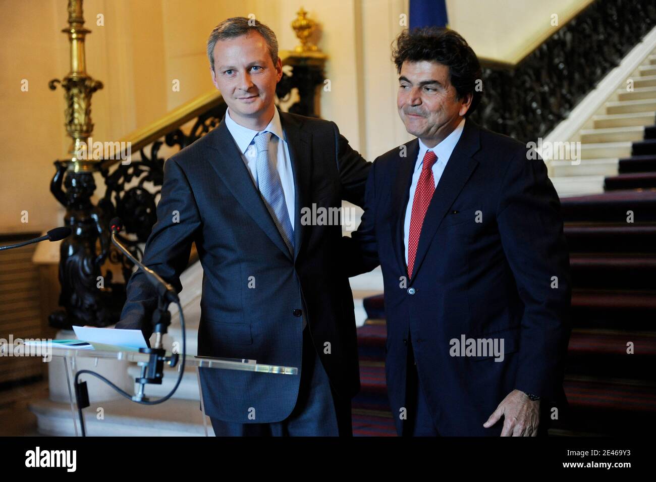 Der ehemalige für europäische Angelegenheiten zuständige Juniorminister und der neue Landwirtschaftsminister Bruno Le Maire sowie der neue für europäische Angelegenheiten zuständige Juniorminister Pierre Lellouche bei der feierlichen Übergabe im französischen Ministerium am 24. Juni 2009. Foto von Mehdi Taamallah/ABACAPRESS.COM Stockfoto