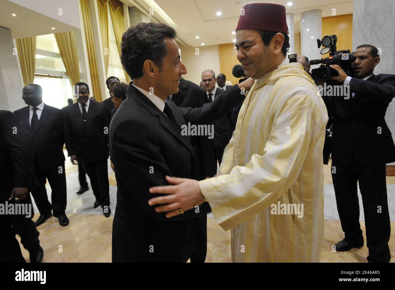 Der französische Präsident Nicolas Sarkozy spricht vor der Beerdigung des gabunischen Präsidenten Omar Bongo am 16. Juni 2009 in Libreville, Gabun, mit dem marokcan Fürsten Moulay Rachid. Foto von Elodie Gregoire/ABACAPRESS.COM Stockfoto