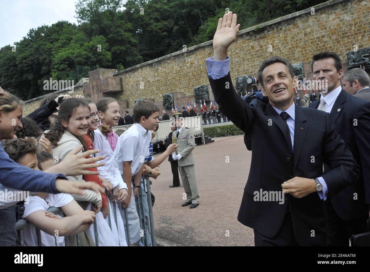 Der französische Präsident Nicolas Sarkozy begrüßt die Kinder während der Zeremonie anlässlich des 69. Jahrestages des "Appells vom 18. Juni" am 18. Juni 2009 im Mont-Valerien in Suresnes bei Paris. Die gedenkfeiern fanden statt, wo die deutschen Behörden am 15. Dezember 1941 mehr als 70 Menschen in Mont-Valerien hingerichtet haben, als Reaktion auf einen französischen Angriff auf einen deutschen Offizier. Foto von Elodie Gregoire/ABACAPRESS.COM Stockfoto