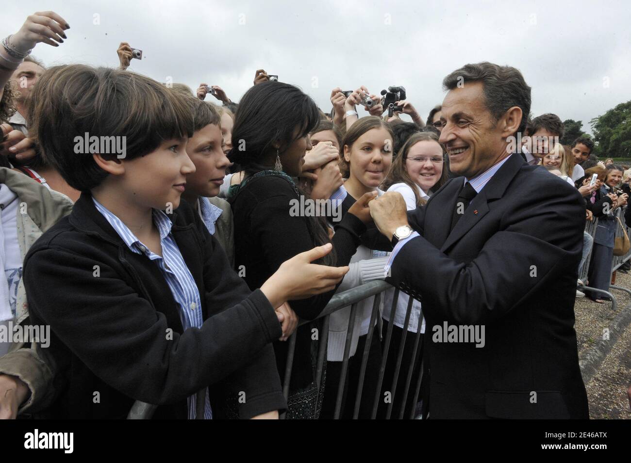 Der französische Präsident Nicolas Sarkozy begrüßt die Kinder während der Zeremonie anlässlich des 69. Jahrestages des "Appells vom 18. Juni" am 18. Juni 2009 im Mont-Valerien in Suresnes bei Paris. Die gedenkfeiern fanden statt, wo die deutschen Behörden am 15. Dezember 1941 mehr als 70 Menschen in Mont-Valerien hingerichtet haben, als Reaktion auf einen französischen Angriff auf einen deutschen Offizier. Foto von Elodie Gregoire/ABACAPRESS.COM Stockfoto