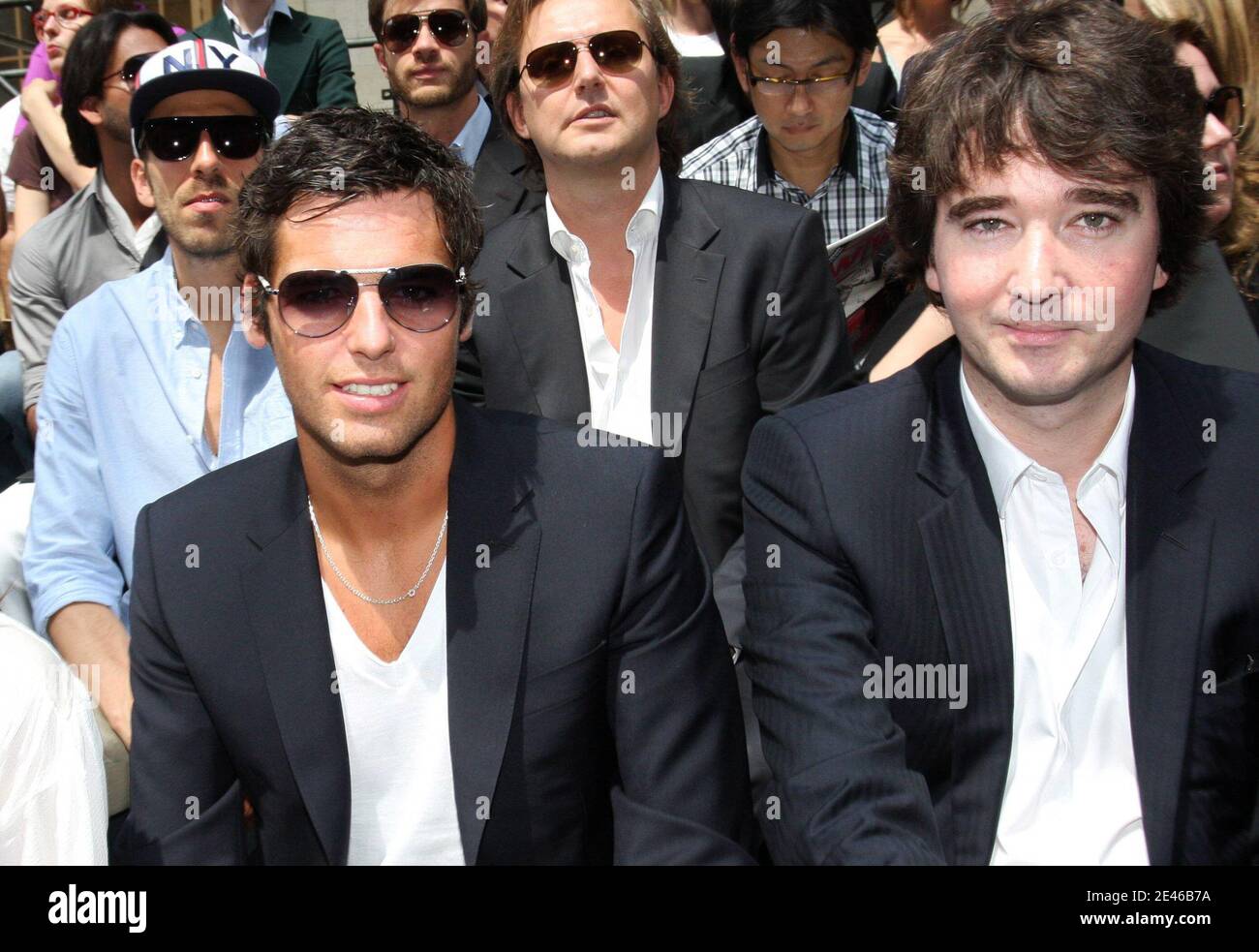 Antoine Arnault (R), Bordeaux Fußballspieler Yoann Gourcuff mit einem Freund während der Louis Vuitton Kollektion 2009-2010 Frühjahr/Sommer Ready to Wear (Französisch PAP) der Herren, die am 25. Juli 2009 im 'Le 104 Centquatre' in Paris, Frankreich, stattfand. Foto von Benoit Pinguet/ABACAPRESS.COM Stockfoto