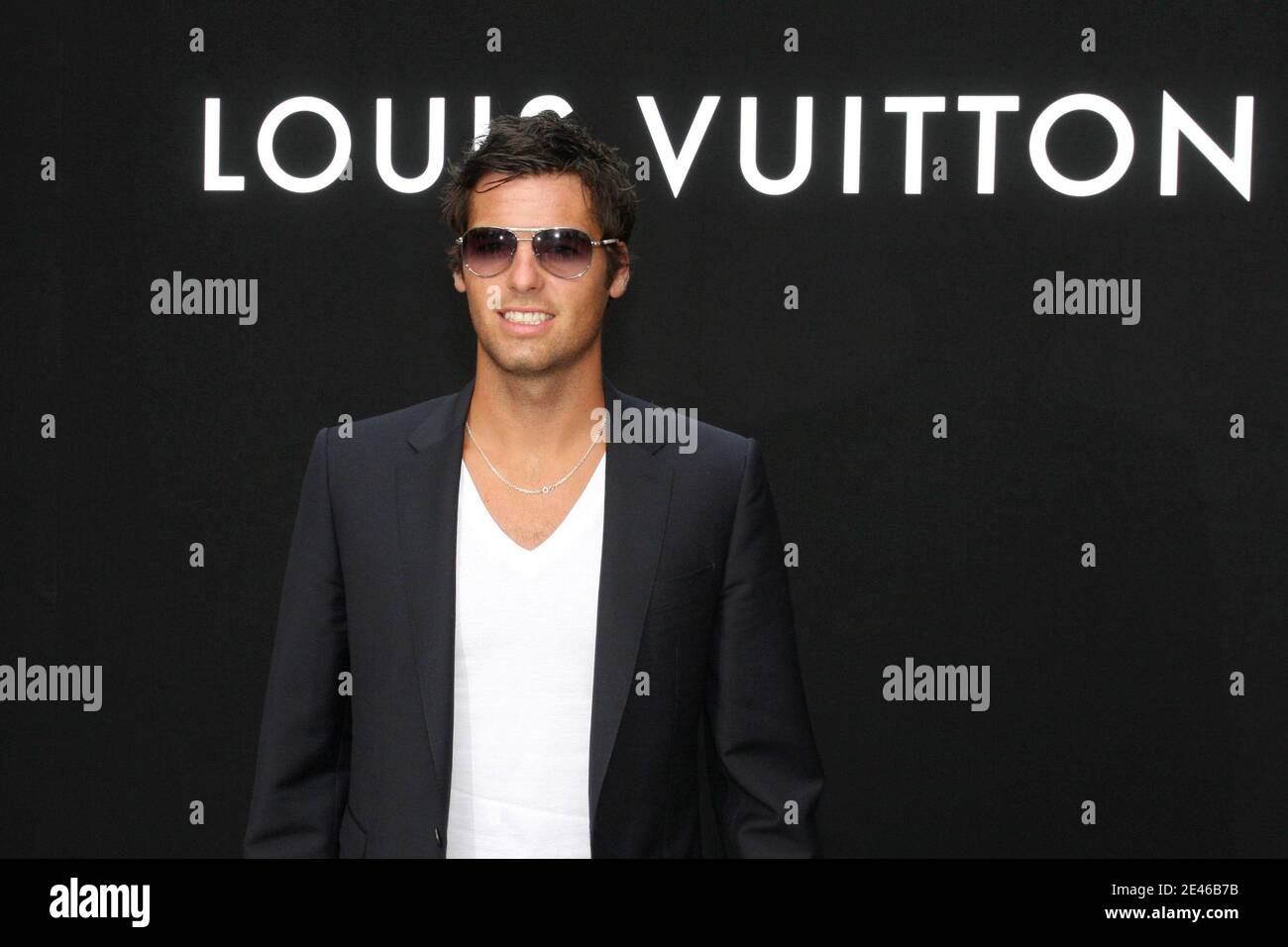 Bordeaux Fußballspieler Yoann Gourcuff während der Louis Vuitton Kollektion 2009-2010 Frühjahr/Sommer Ready to Wear (Französisch PAP), die auf der 'Le 104 Centquatre' in Paris, Frankreich, am 25. Juli 2009 stattfand. Foto von Benoit Pinguet/ABACAPRESS.COM Stockfoto